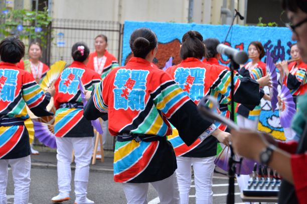 高齢者施設・納涼祭ですずめ踊りを披露