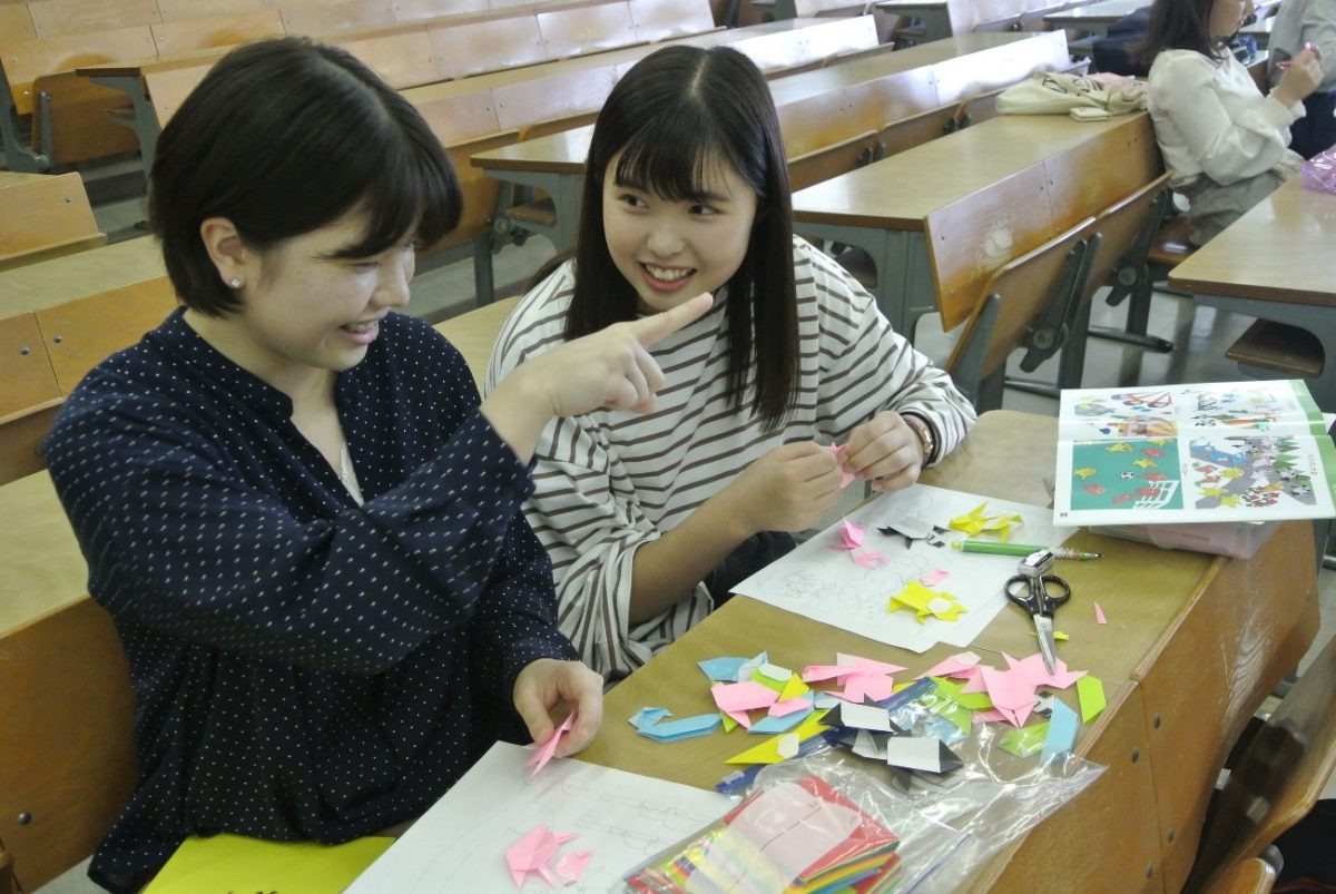 授業紹介【児童文化Ⅱ〜２】折り紙遊びから育まれる保育者の心