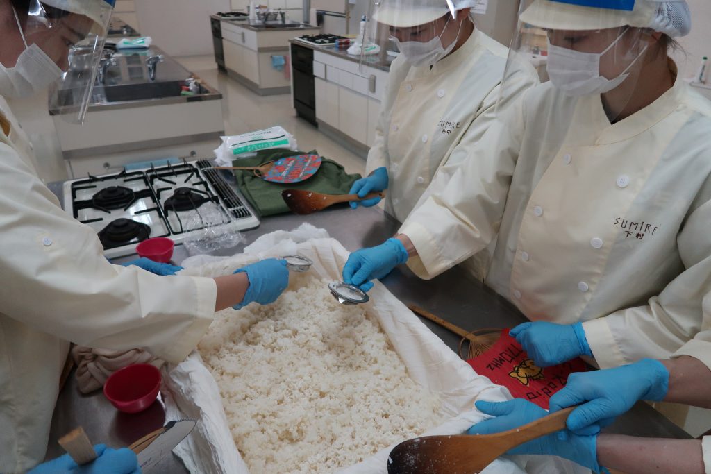 食健康コース２回生が、地域伝統食実習で米こうじ作りをしました。