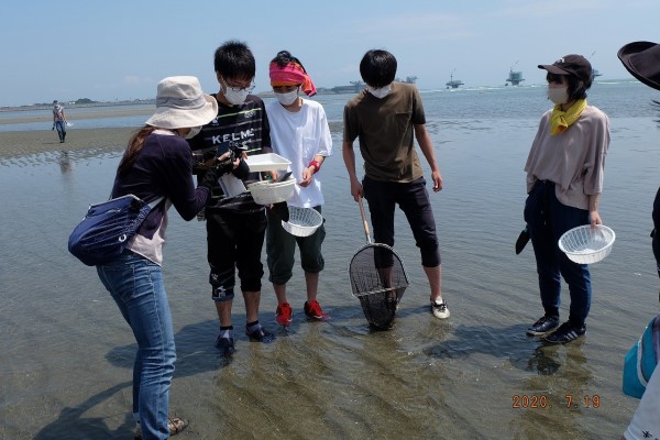 四国大学ゴールデンZクラブが吉野川河口干潟の生物観察・調査ボランティアに参加しました