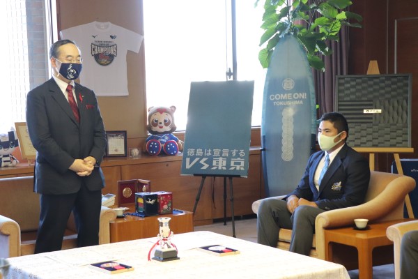 陸上競技部 幸長慎一選手（大学院1）が徳島県知事を表敬訪問しました