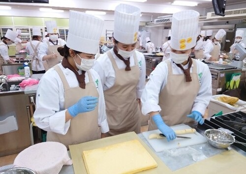 製菓コースが「製菓実習Ⅳ」の授業の一環として「第6回SR-1　ロールケーキコンテスト」を開催