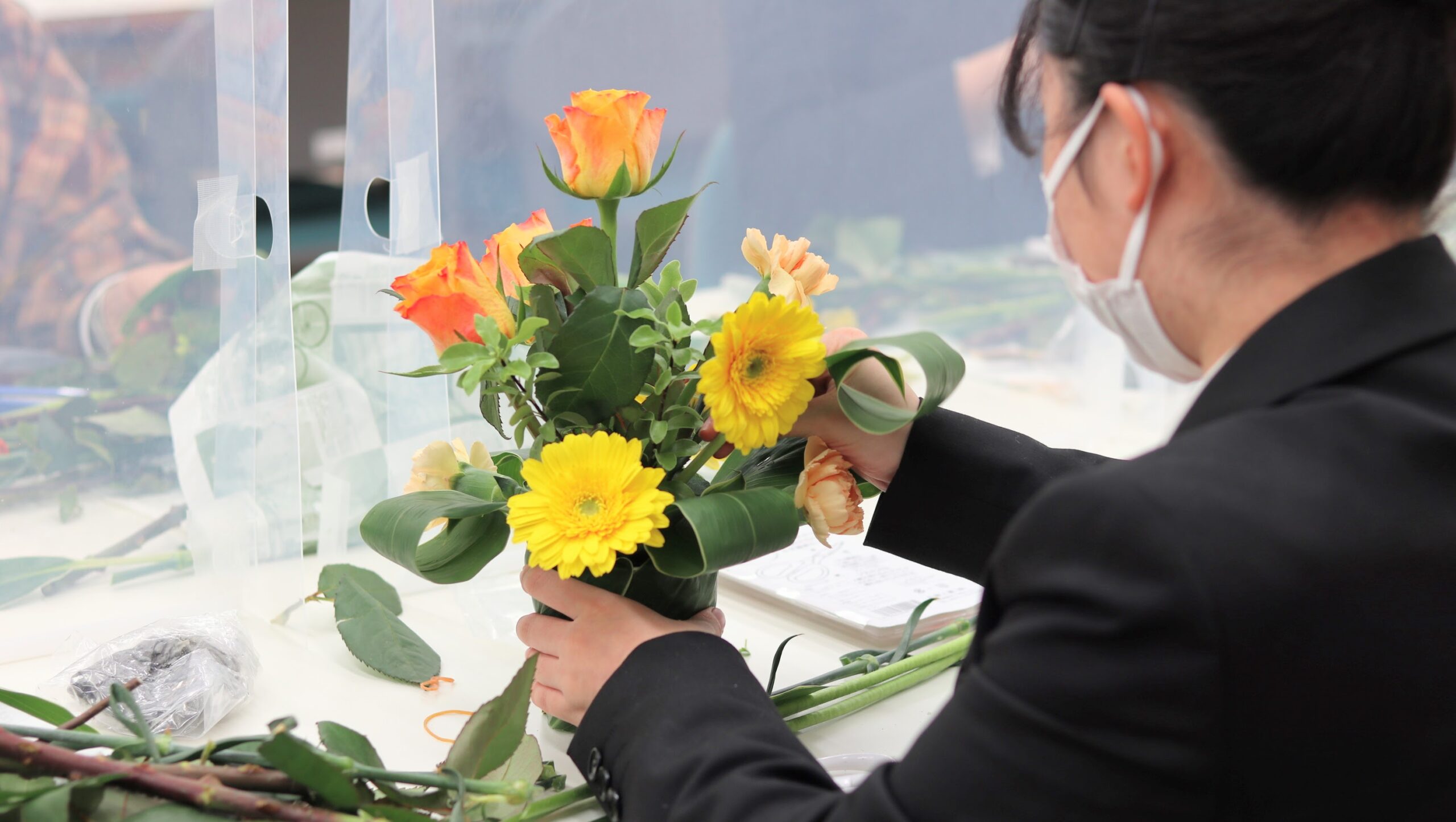 【授業紹介】ブライダル　お客さまのテーブルに欠かせない「卓上装花」に挑戦！
