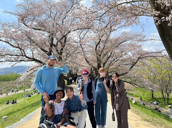 「Global Commons 結 -YUI-」に入居する海外留学生と外大生が桜の名所「背割堤」でお花見を楽しみました