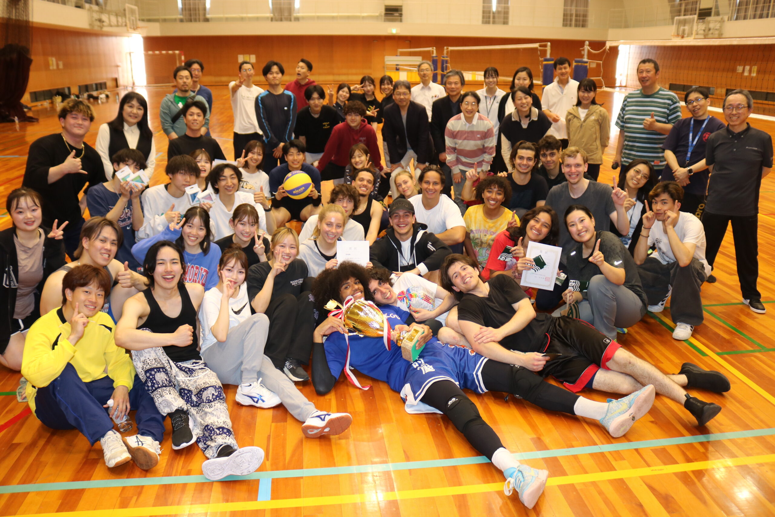 短期大学部のクラス対抗ソフトバレーボール大会が開かれ、留学生を含む約400人が交流を深めました