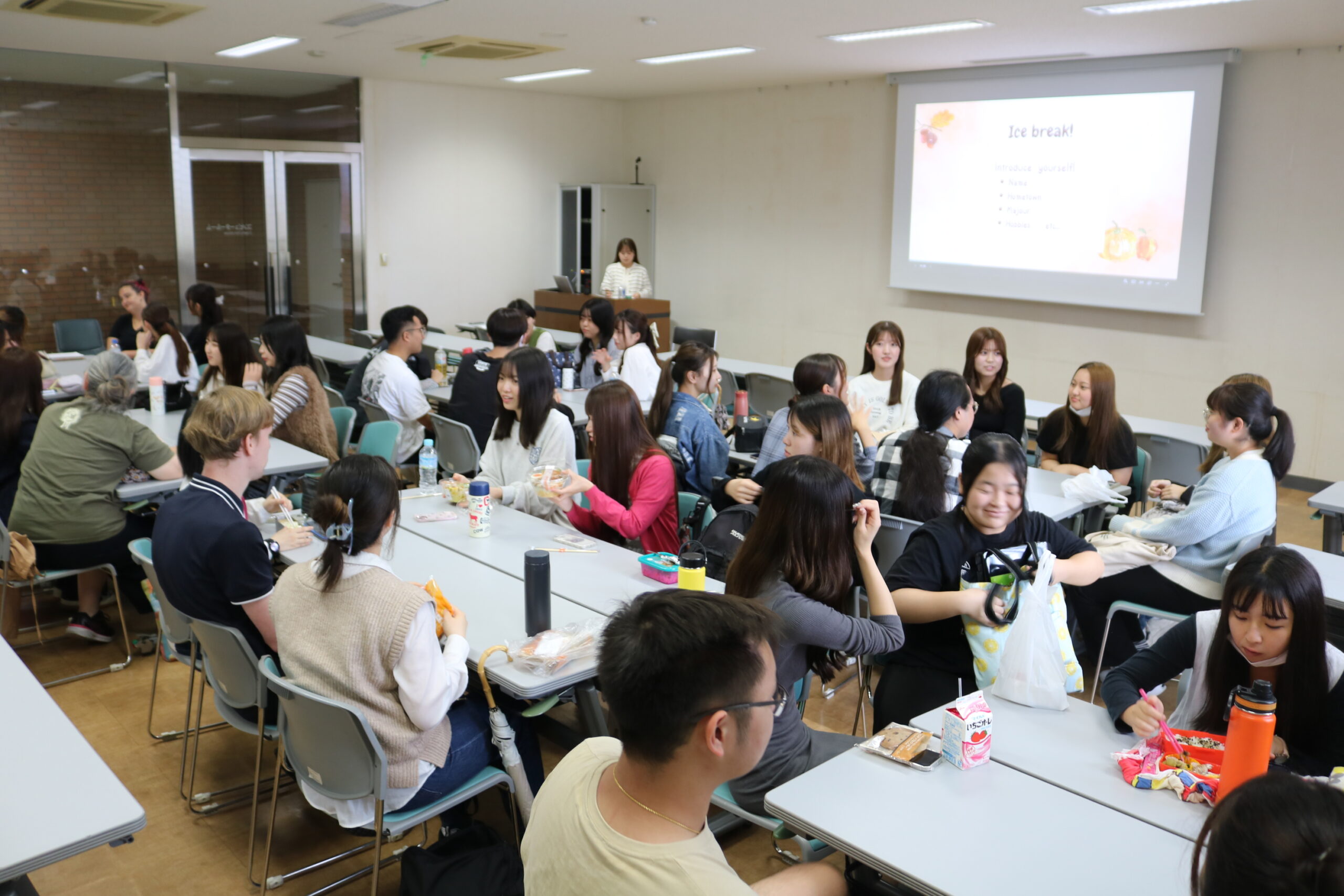 ランチタイムに留学生と外大生が交流のひとときを過ごす「Global Lunch Room」に約50人が参加しました