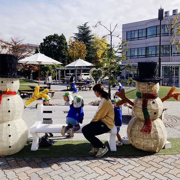 【保育学科】ある日のたまスクエア　—附属幼稚園・乳児クラスの子どもたち—