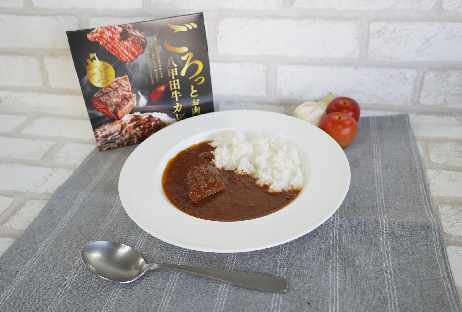 青森市の特産品「八甲田牛」を使ったオリジナルレシピのカレーを食物栄養学科の学生が考案し商品が販売されました