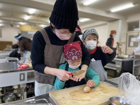 【公開講座レポート】栄養バランスってなに？みそ汁を作りながら考えてみよう。