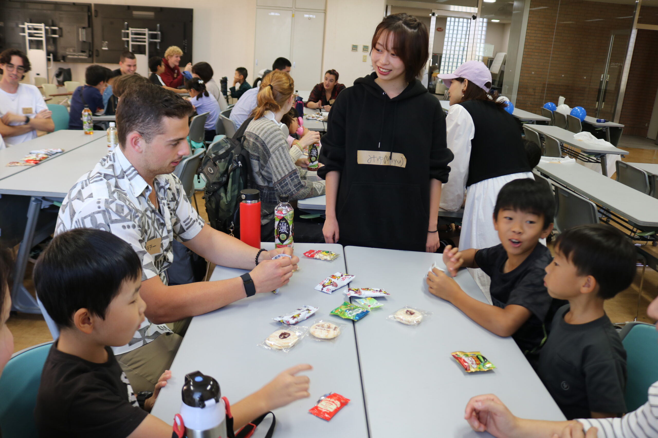 地元の子ども会の小学生がキャンパスツアーなどで留学生や外大生と交流しました