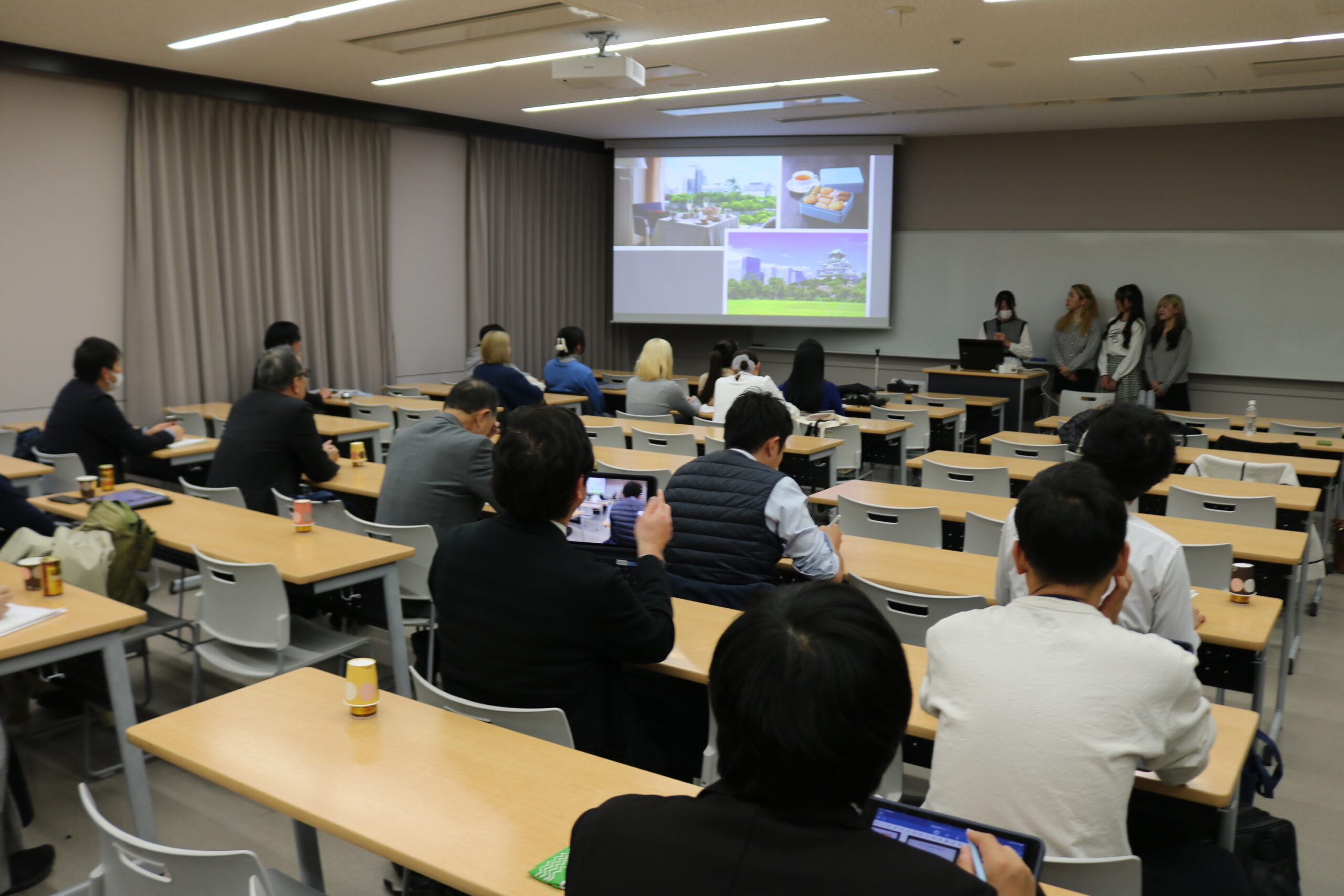 就業体験型PBLを受講する短期大学部の1年生が、小中学校の教員らに体験の成果を発表しました