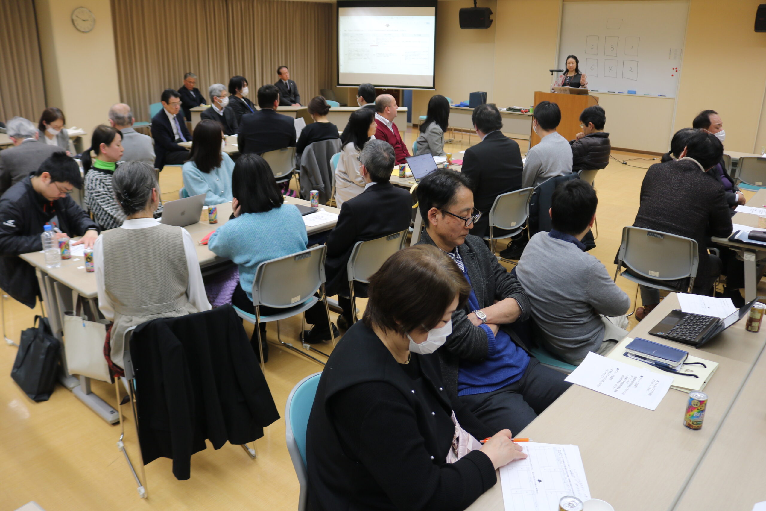 FD研修会が開かれ、学生への指導などをテーマにグループ協議を行いました