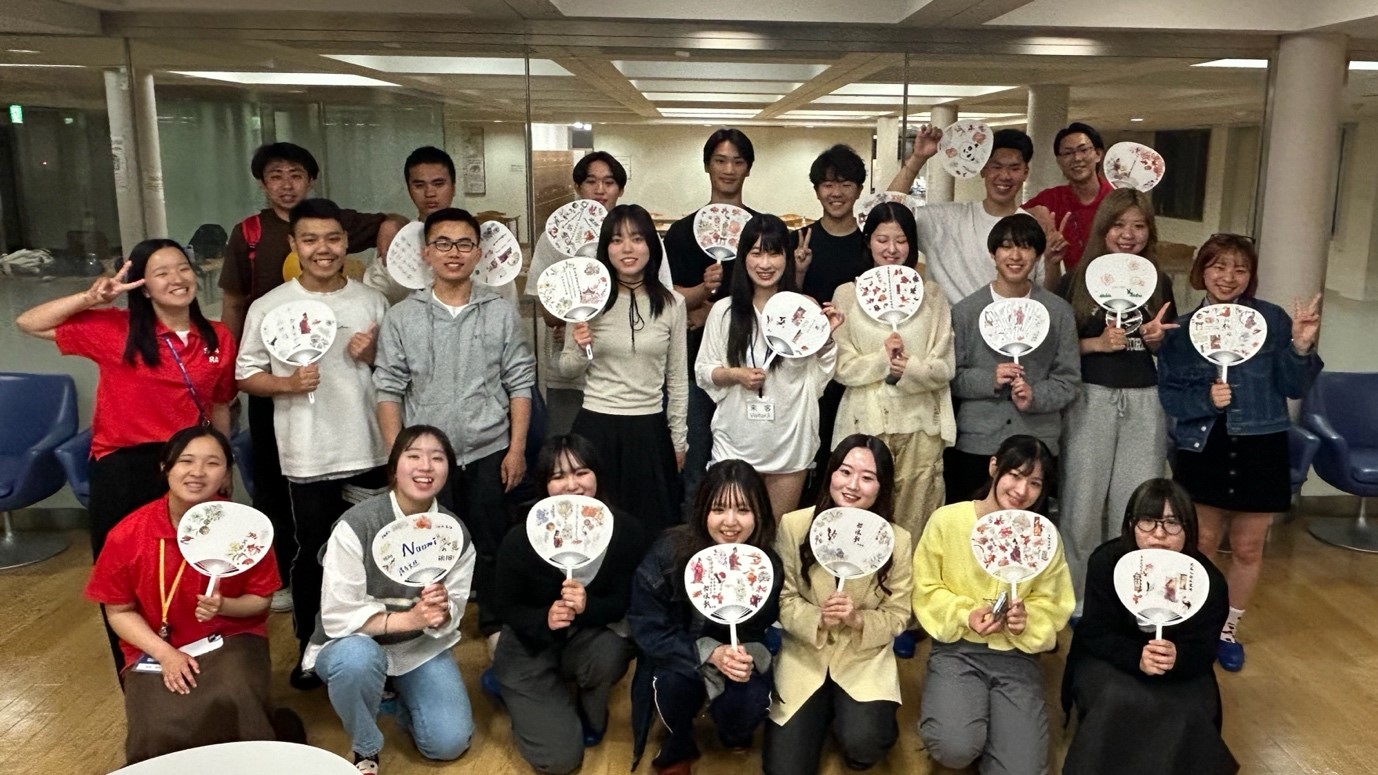 中国人留学生と外大生が第4国際交流セミナーハウスで「うちわづくり」を通じて交流を深めました
