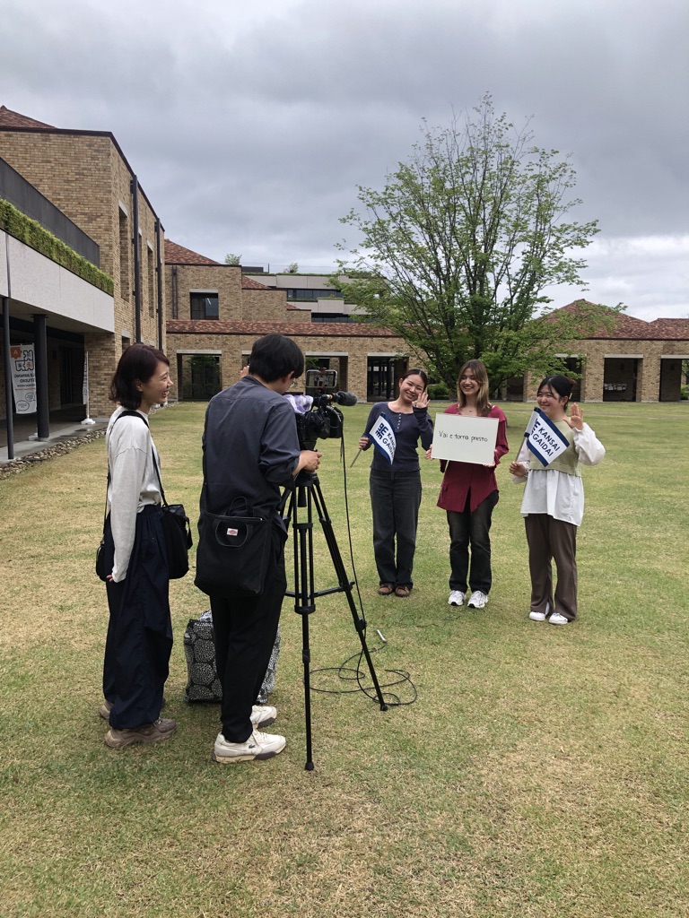 朝日放送の「おはよう朝日です」で、留学生と外大生が8カ国の母語で「いってらっしゃい」と呼び掛けます