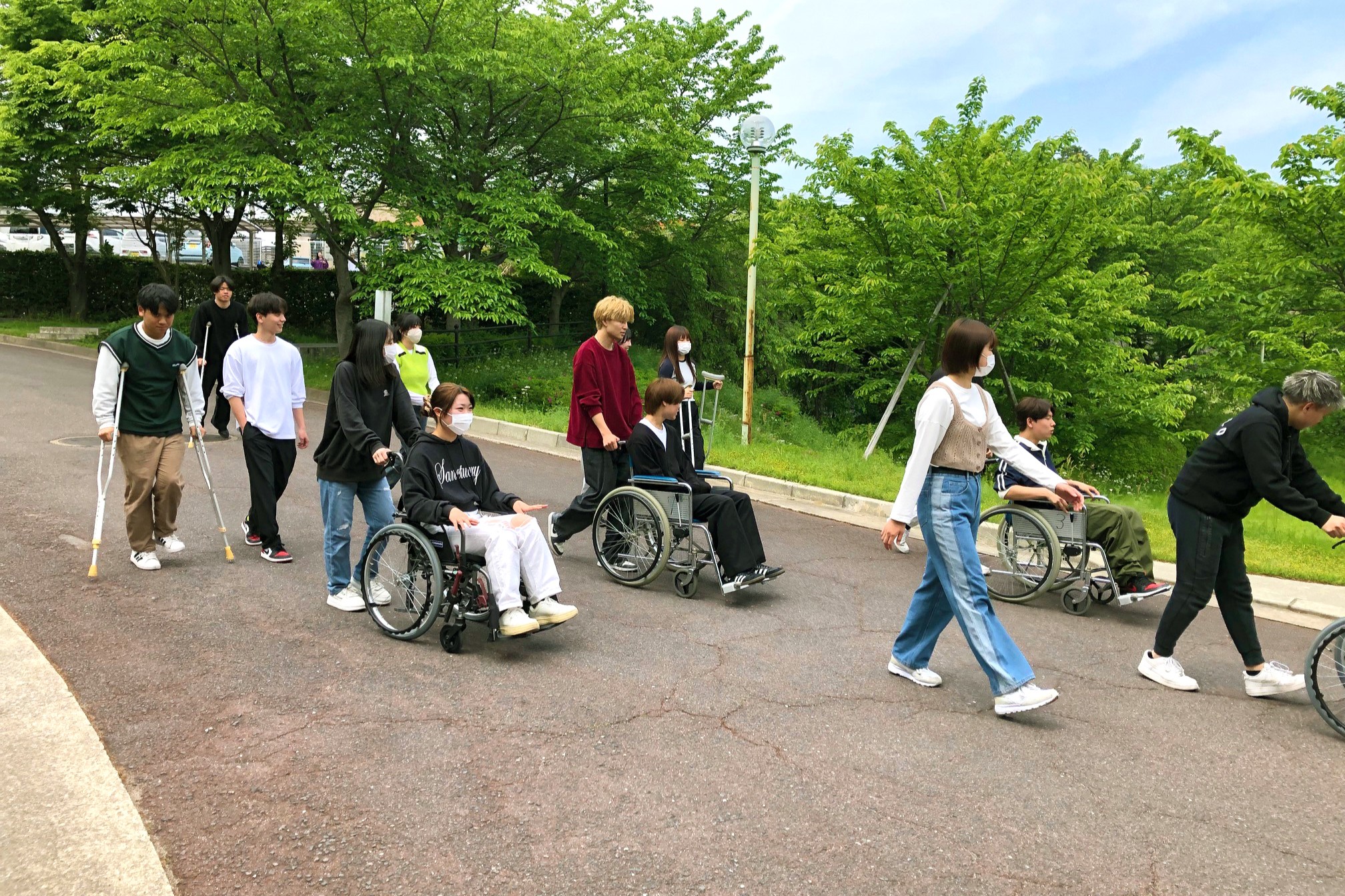 ＜理学療法学課程＞車椅子や松葉杖を実際に体験しました。