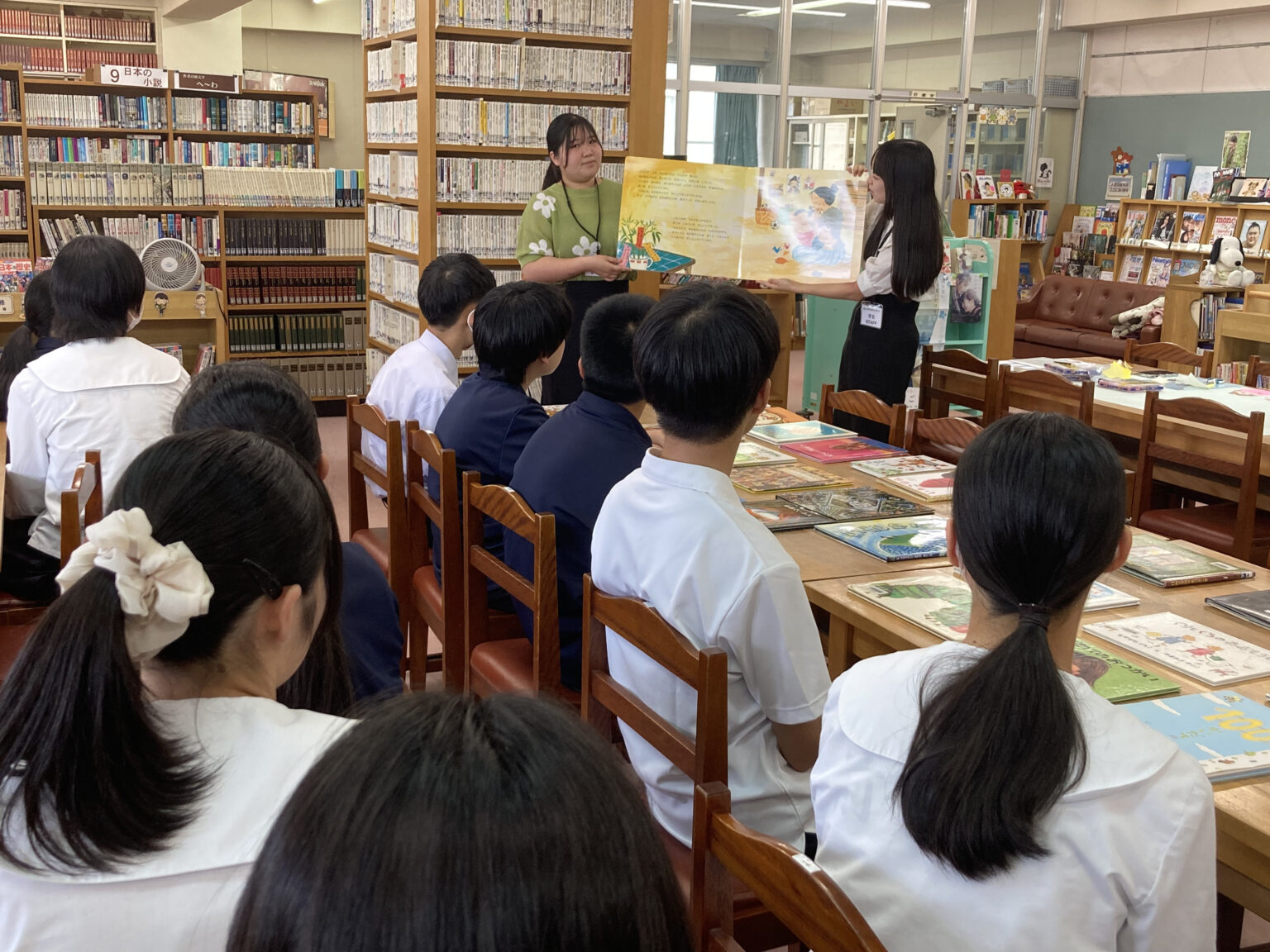 前橋西高校で「Book and Art サークル」が絵本の読み聞かせをサポート🚩