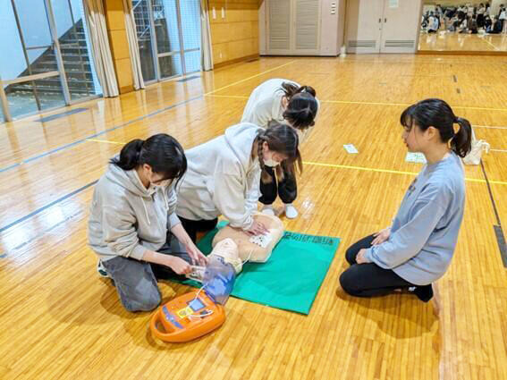 目白大学短期大学部 ビジネス社会学科2年生が医療の授業で「応急救護」について学びました