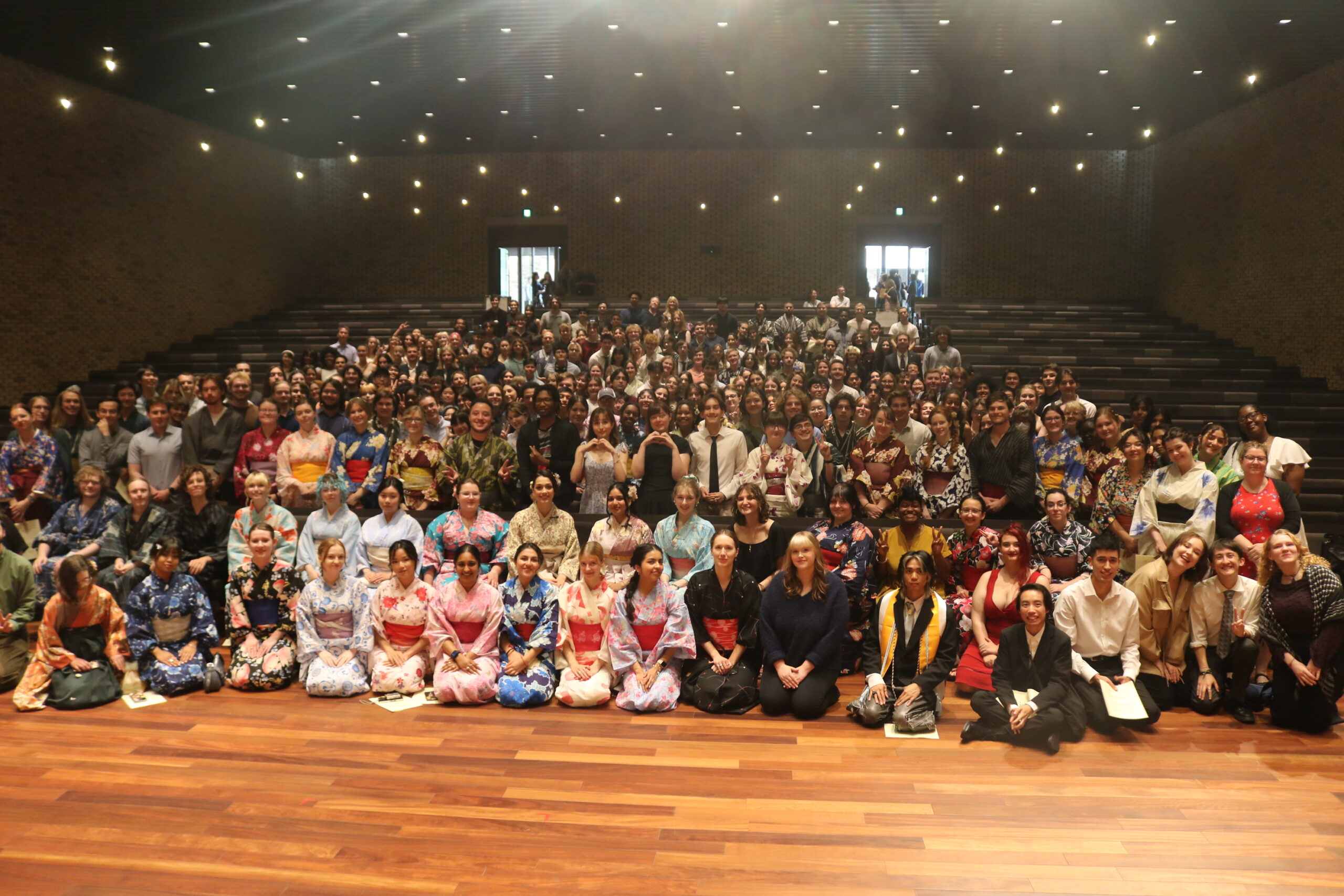 留学生別科で春学期に学んだ留学生の修了式があり、480人が履修証書を授与されました