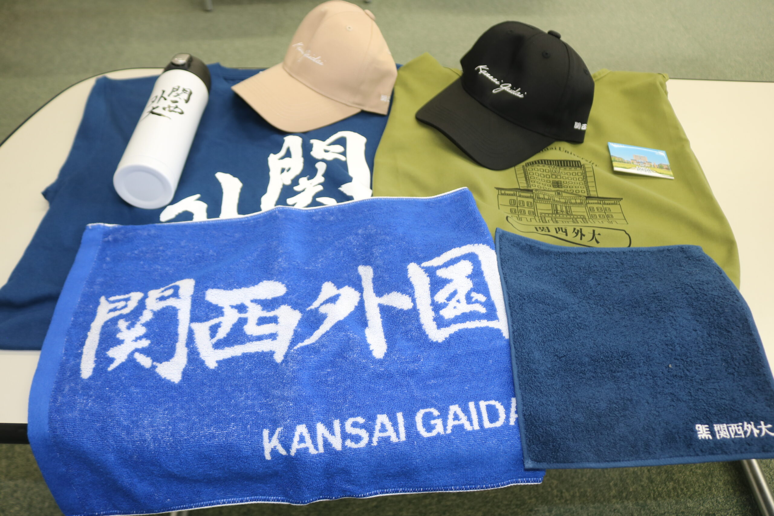 新しく仲間入りした「関西外大グッズ」が留学生に人気です