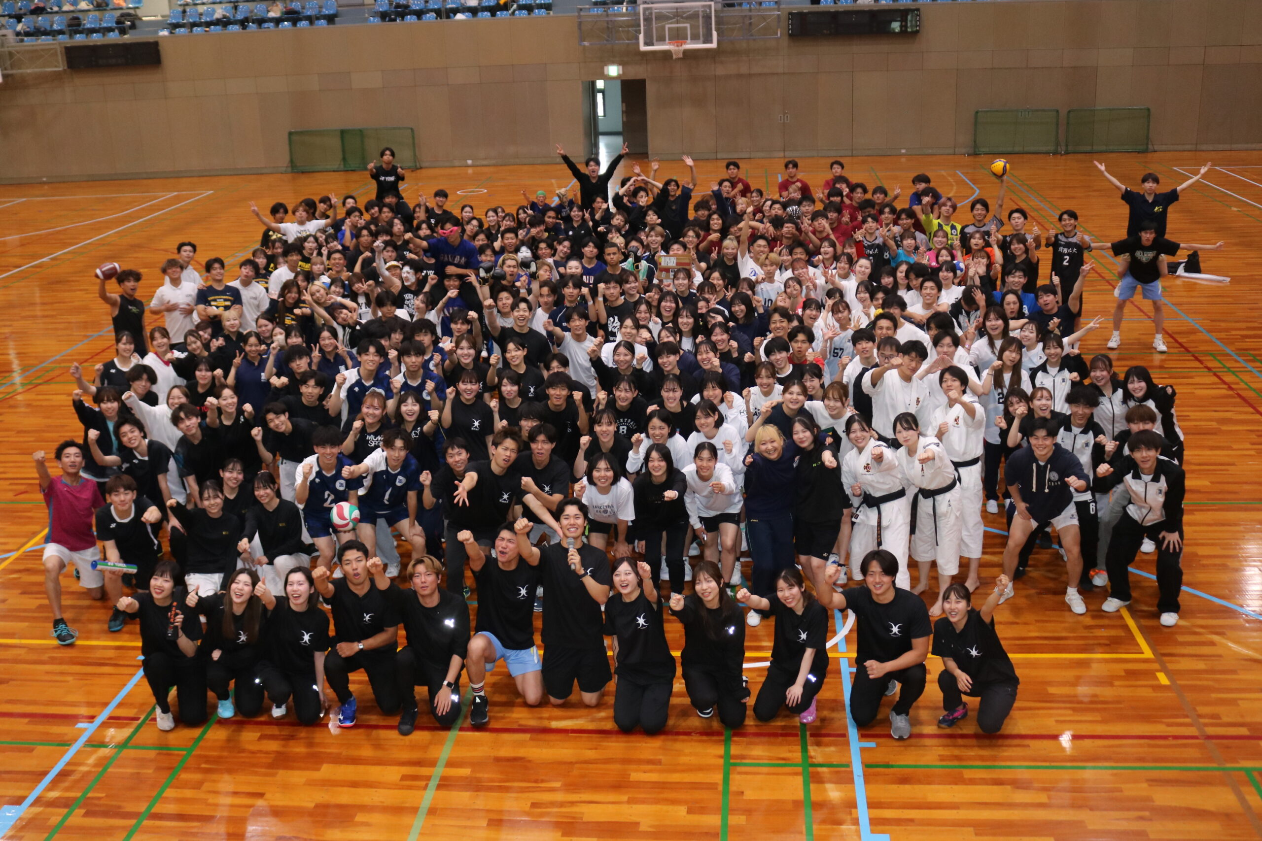 体育会所属21クラブの320人が参加して大運動会が開かれ、クラブの垣根を越えて交流を深めました