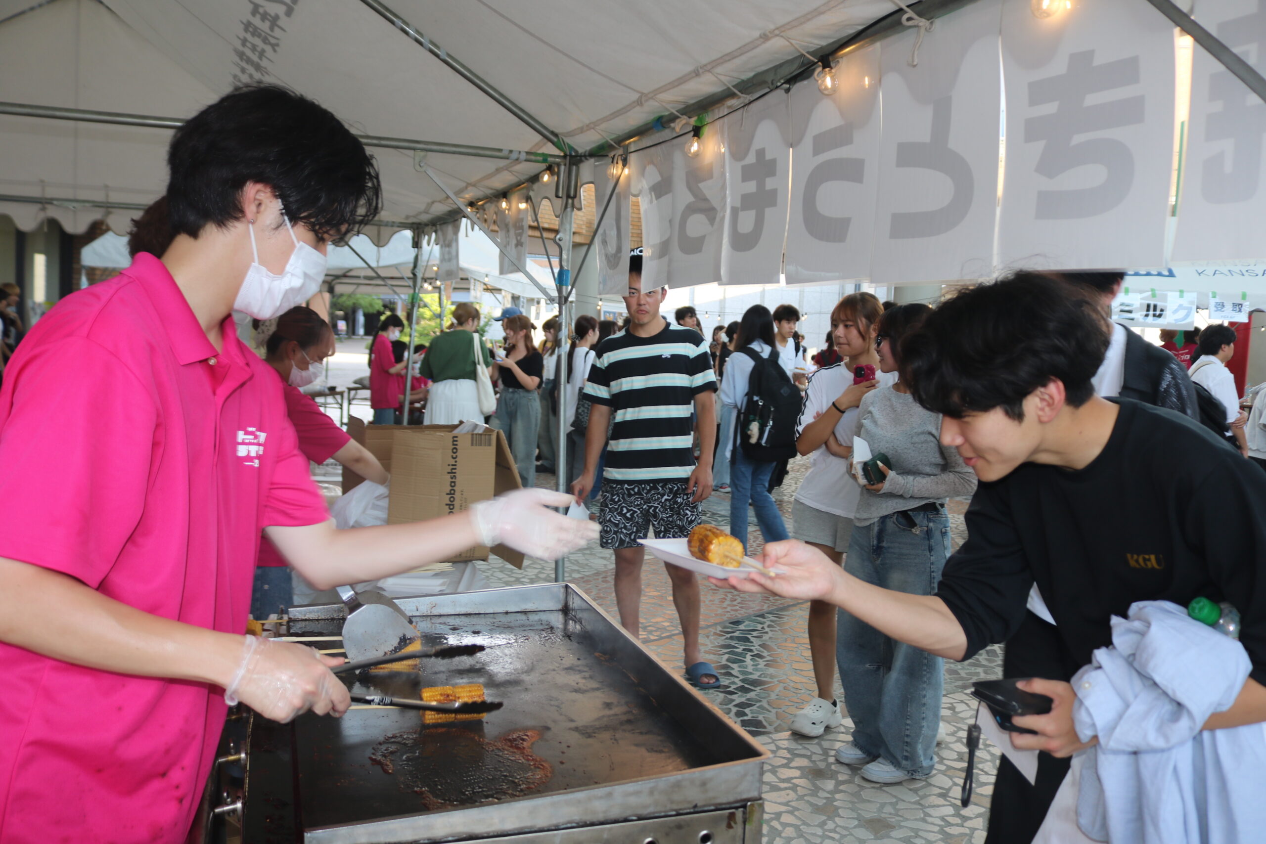 「春学期おつかれ縁日　円形まつり」が中宮キャンパスで開かれ、1500人が〝真夏の縁日〟気分を味わいました