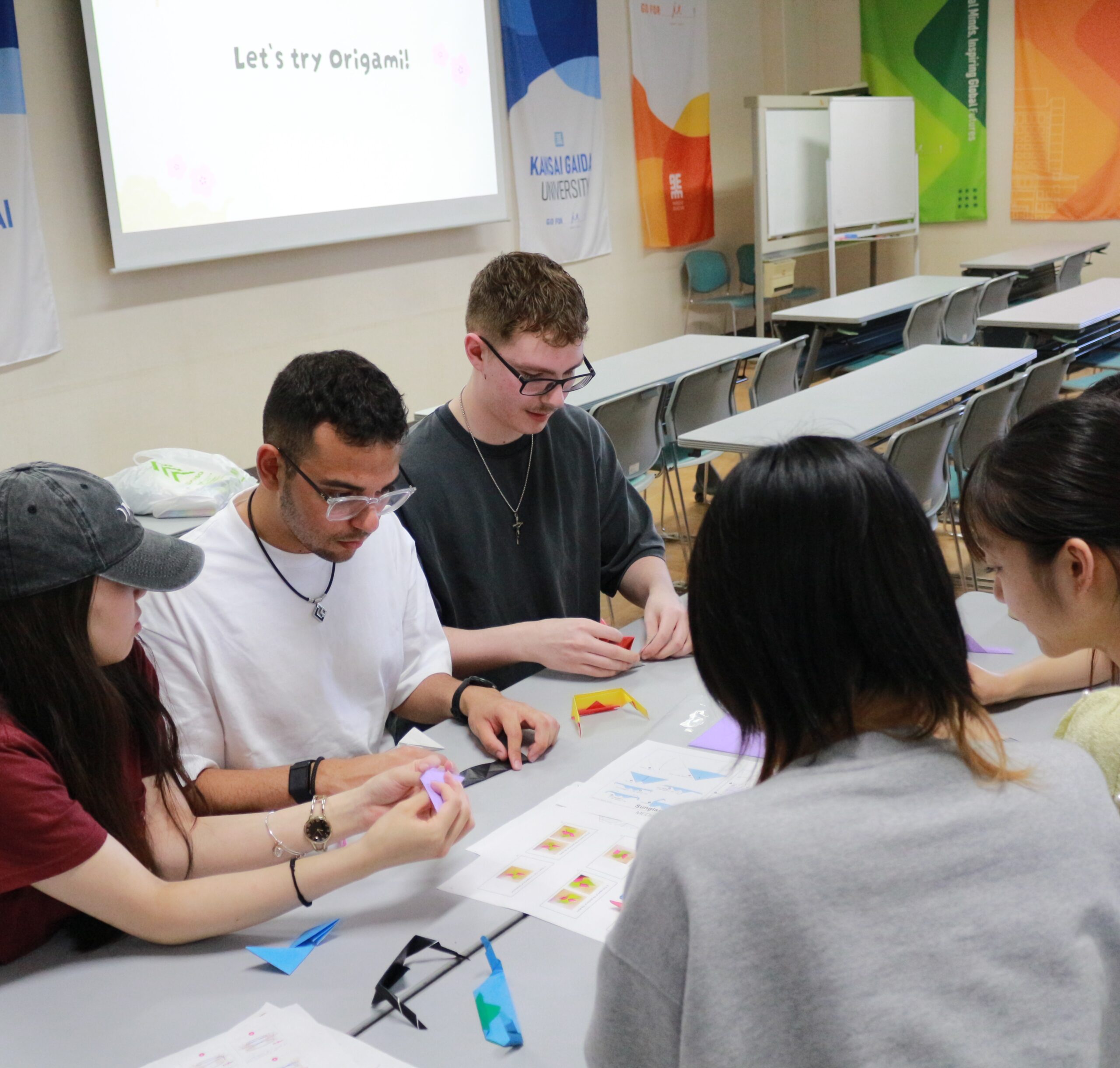 海外協定校の米国・セントラルフロリダ大学で日本語を学んでいる学生が外大卒業生の日本語教員とともに関西外大を訪れました