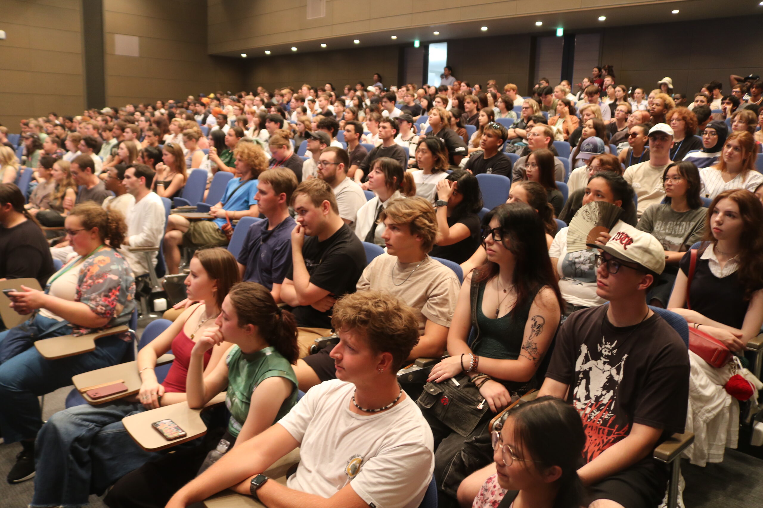 秋学期から留学生別科で学ぶ約500人の留学生に、授業開始に向けたオリエンテーションを開きました