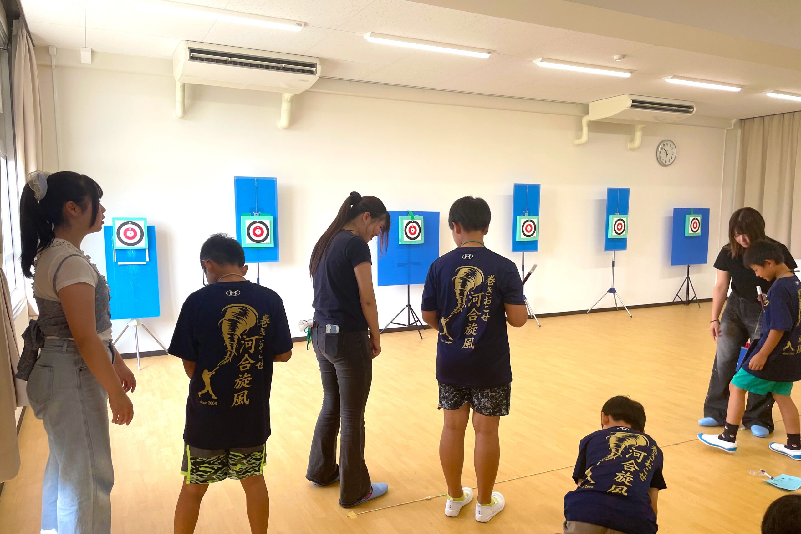 ＜こども教育専攻＞スポーツウエルネス吹矢部の学生が子どもたちに指導しました。