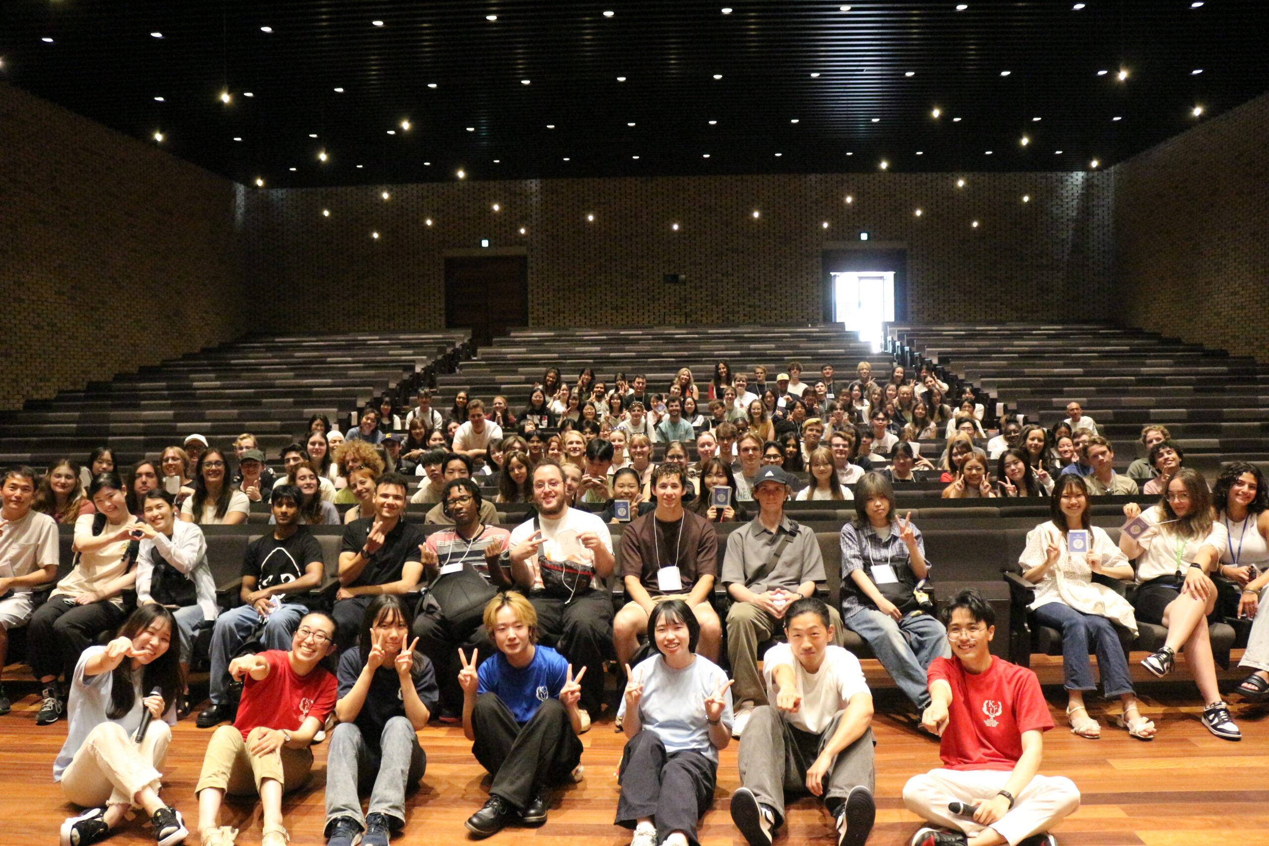 留学生と外大生が交流を深めるGIPの「Scavenger Hunt」と「Welcome Party」が開かれ約200人が参加しました