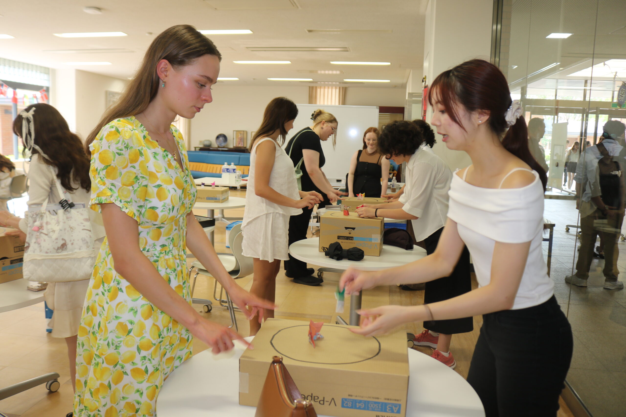 留学生に日本の文化や習慣、遊びに親しんでもらう「FIND」のイベントに400人超の留学生が詰め掛けました