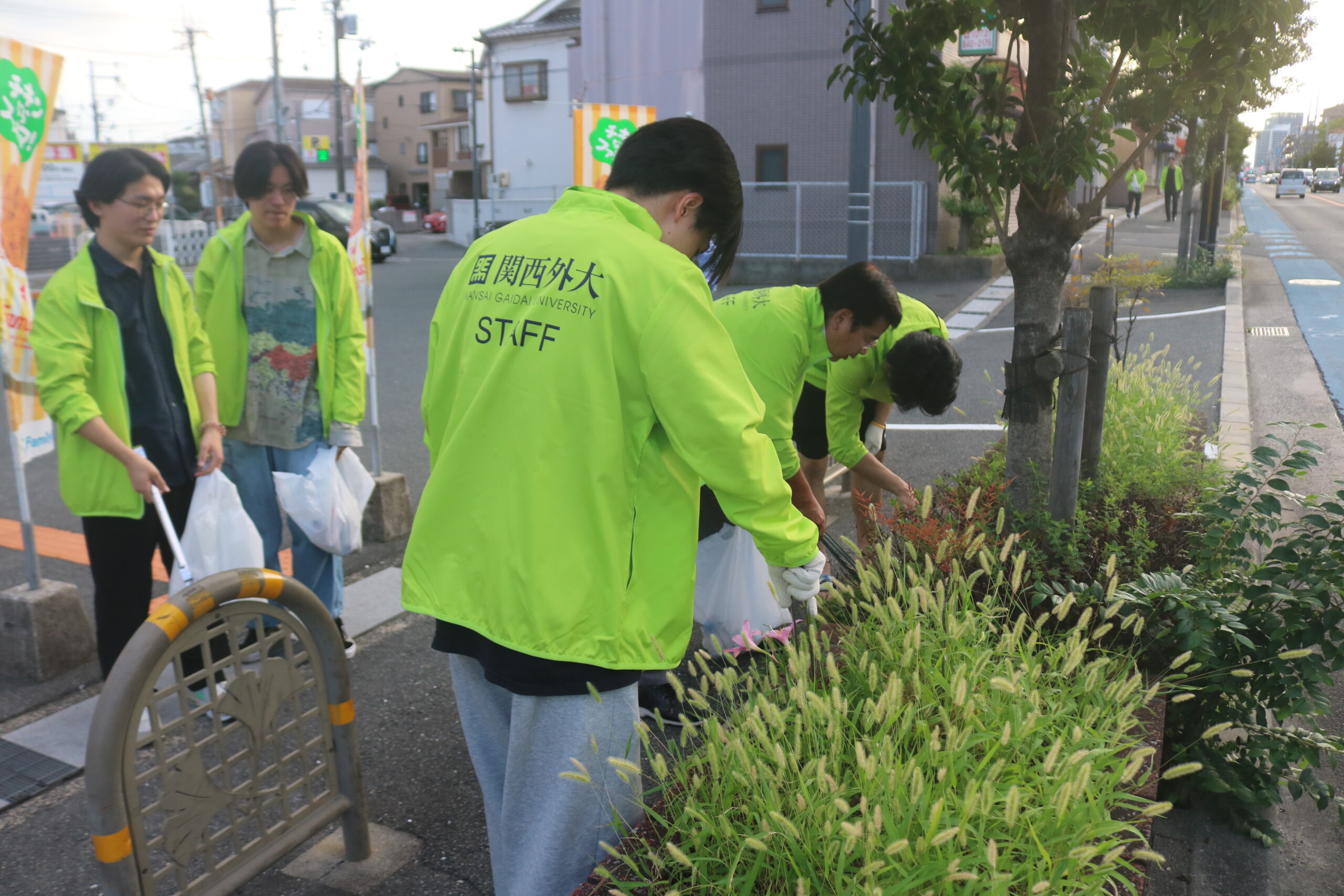 クラブ・サークルの学生や教職員が関西外大周辺を一斉清掃する「Hirakata Clean Act」が始まりました