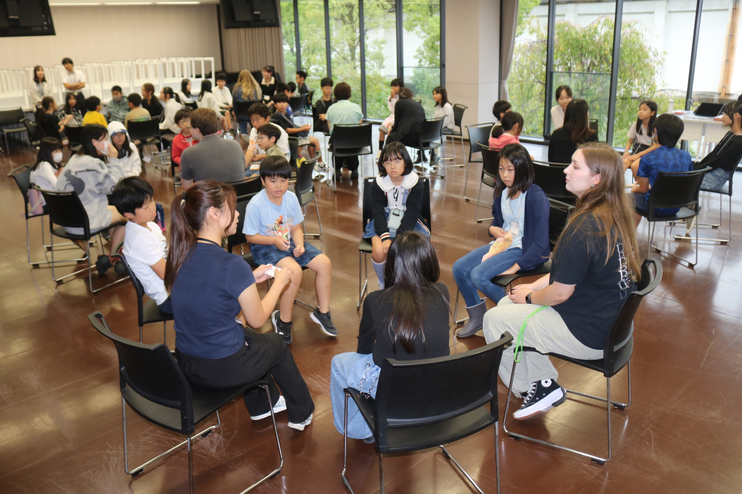 地元の子どもたちに外大キャンパスで英語の力を試してもらう「子ども大学探検隊」が開かれました