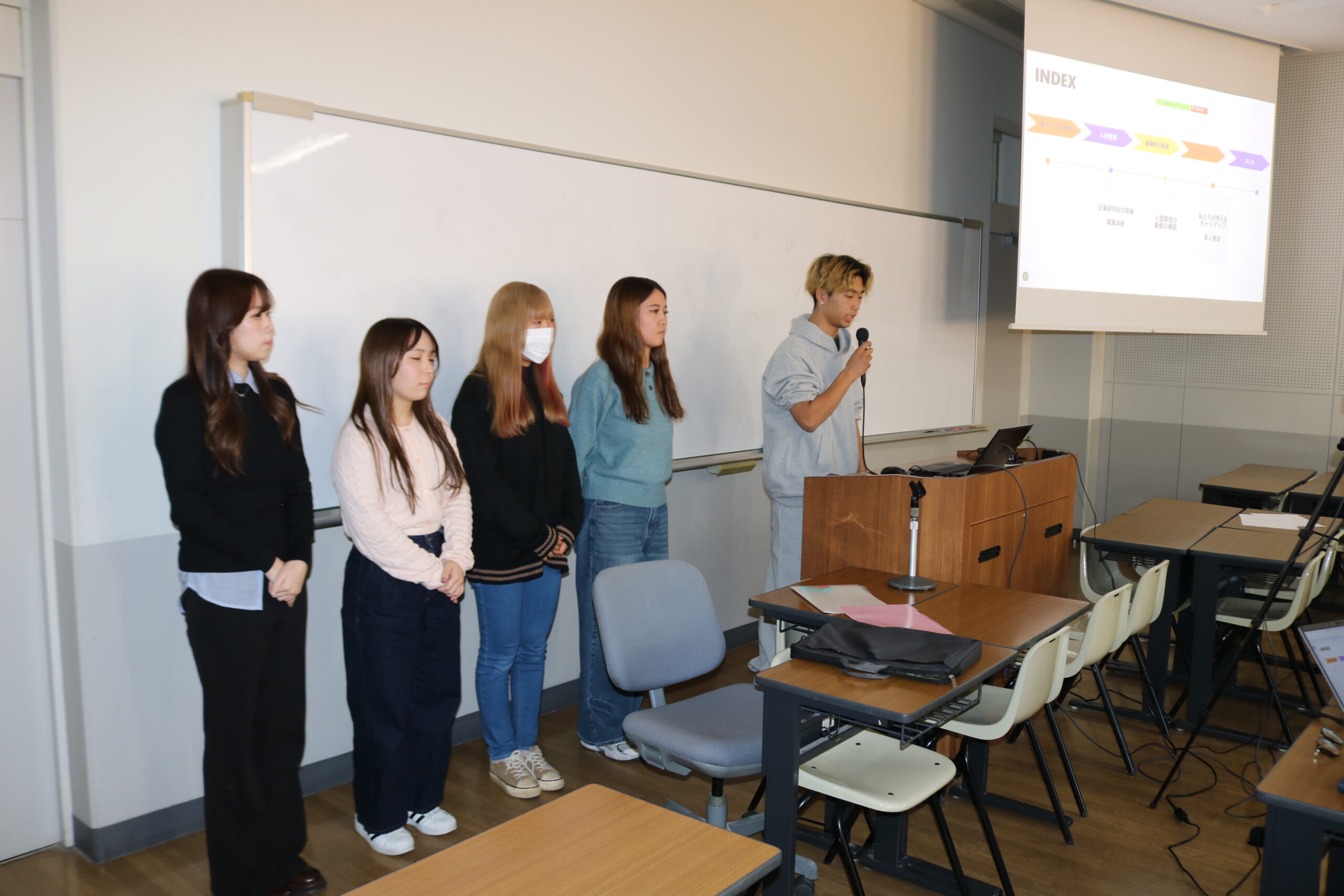 「ホテル業界における人手不足解消と定着率を高めるためには」をテーマにプレゼンテーションを発表しました