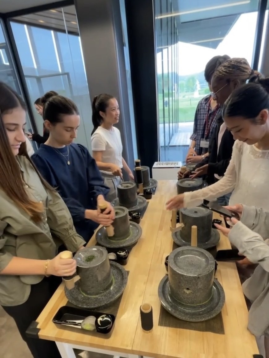 留学生と外大生が「宇治トリップ」で世界遺産の平等院を訪れたほか、本格的な抹茶づくりにも挑戦しました