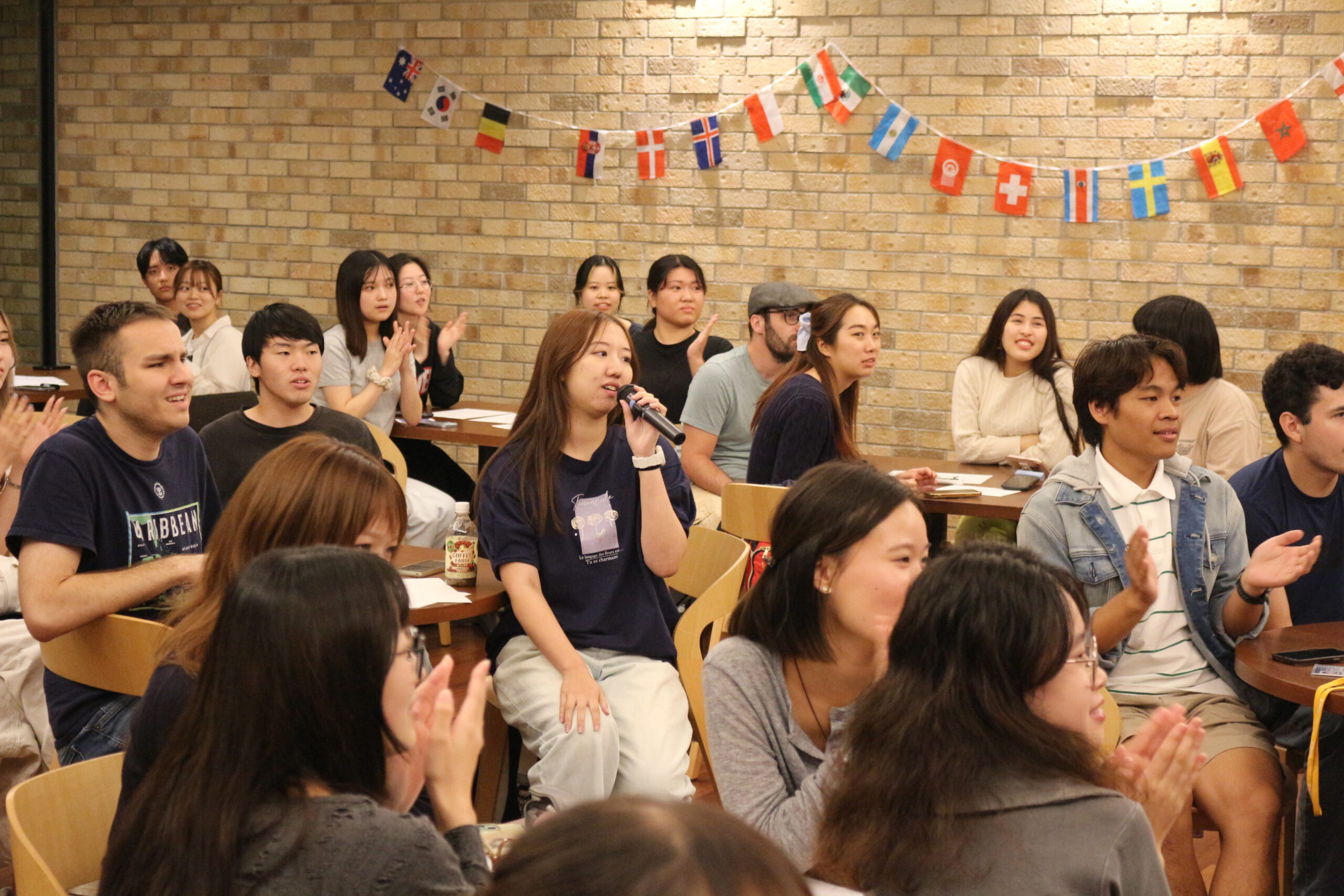 外大生と留学生がGIPのイベント「Karaoke」で盛り上がり、交流を深めました