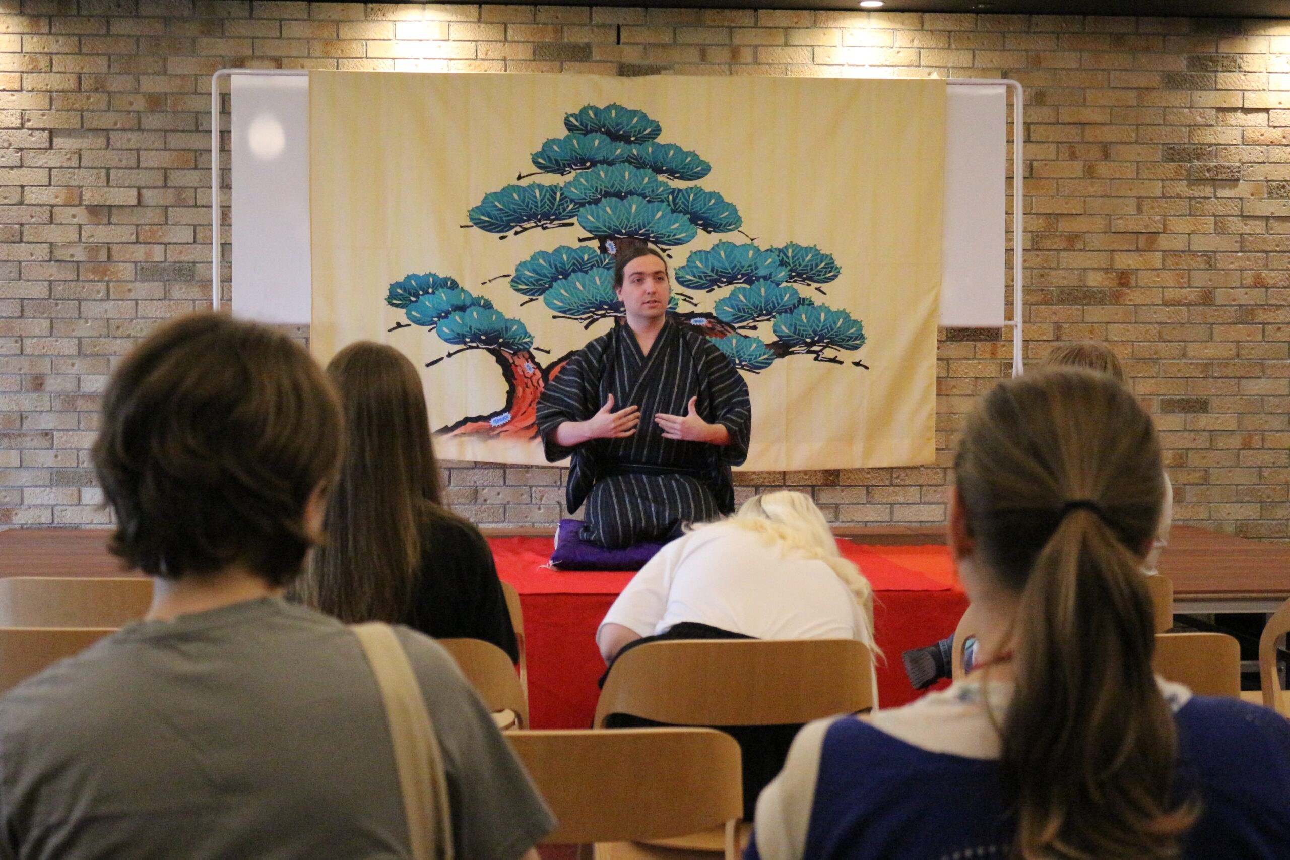 留学生に落語に触れてもらおうとオールイングリッシュの落語会「Kansai Gaidai Rakugo」が開かれました