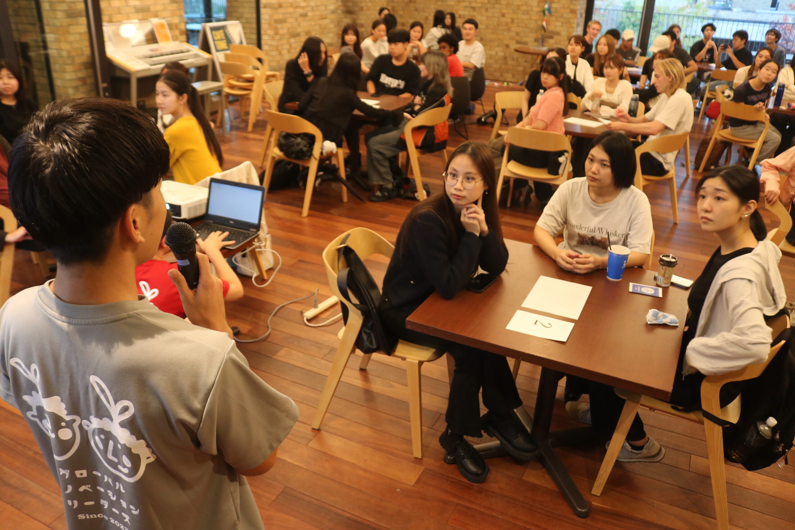 御殿山キャンパス・グローバルタウンで留学生と外大生約100人が「Game Night」を満喫しました