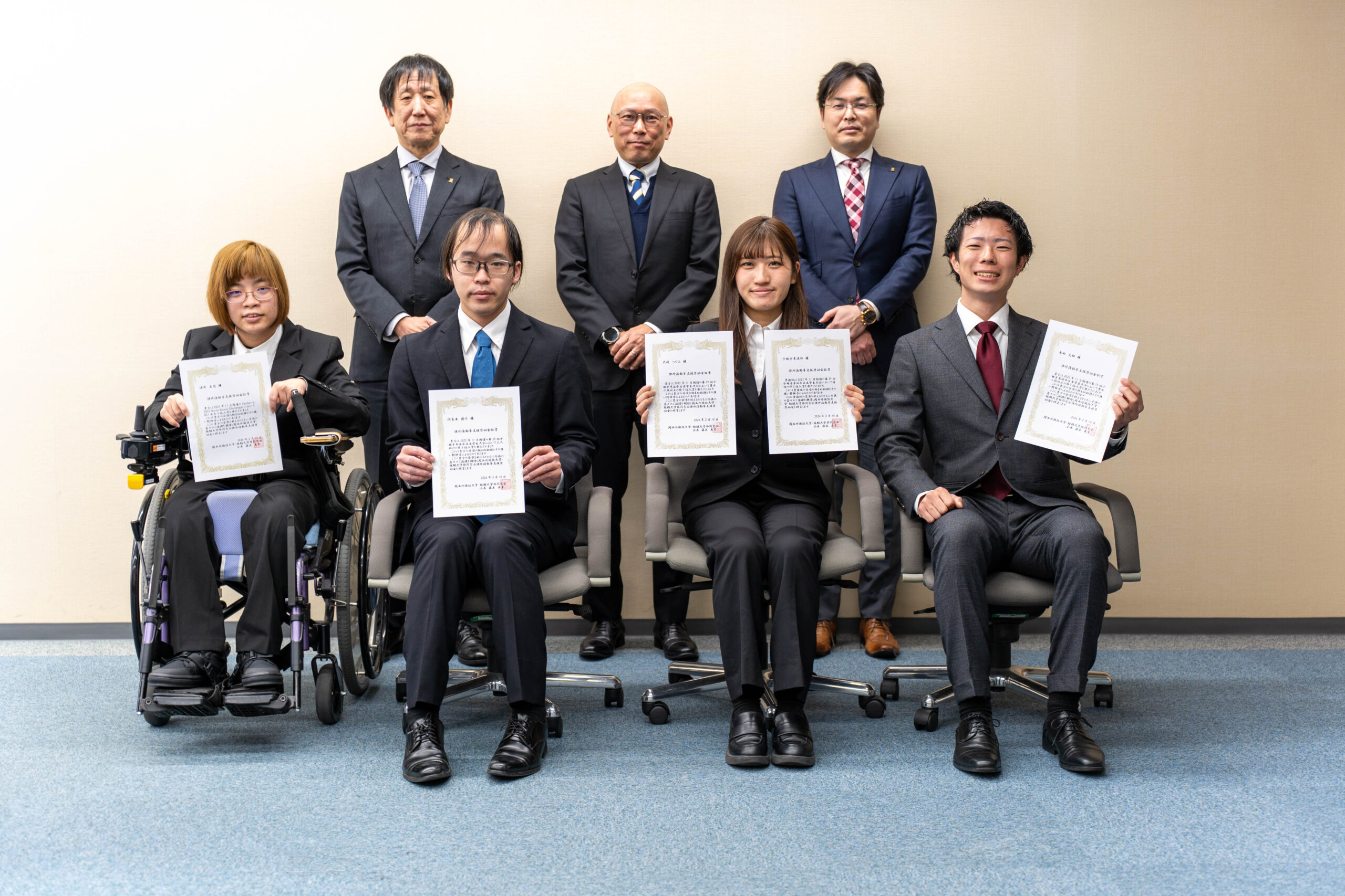 関西外国語大学・短期大学部同窓会が、1団体と個人18人に課外活動等支援奨励金を授与しました