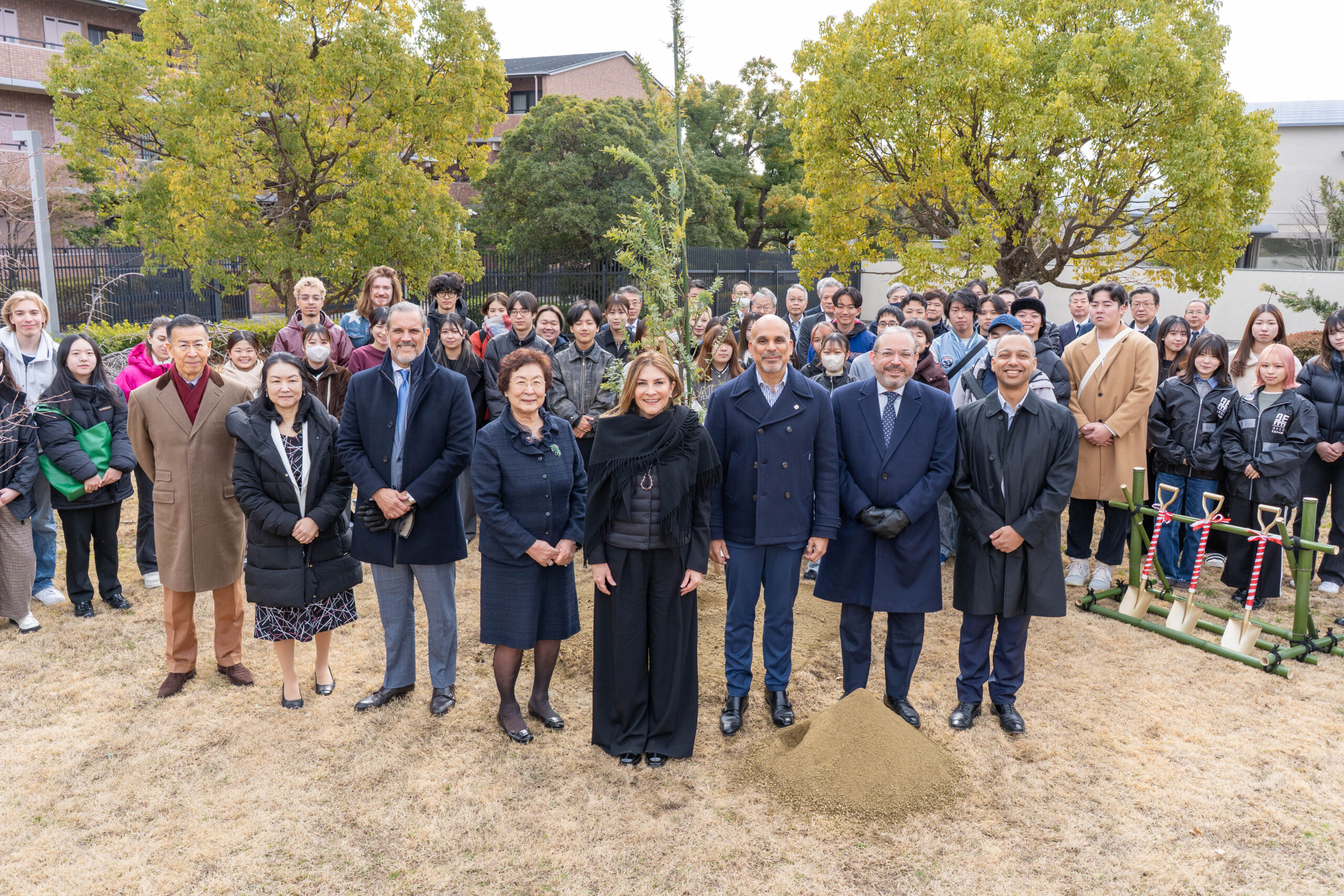 ドミニカ共和国サントドミンゴ市のメヒーア市長が関西外大を訪れ、ミモザアカシアを植樹しました