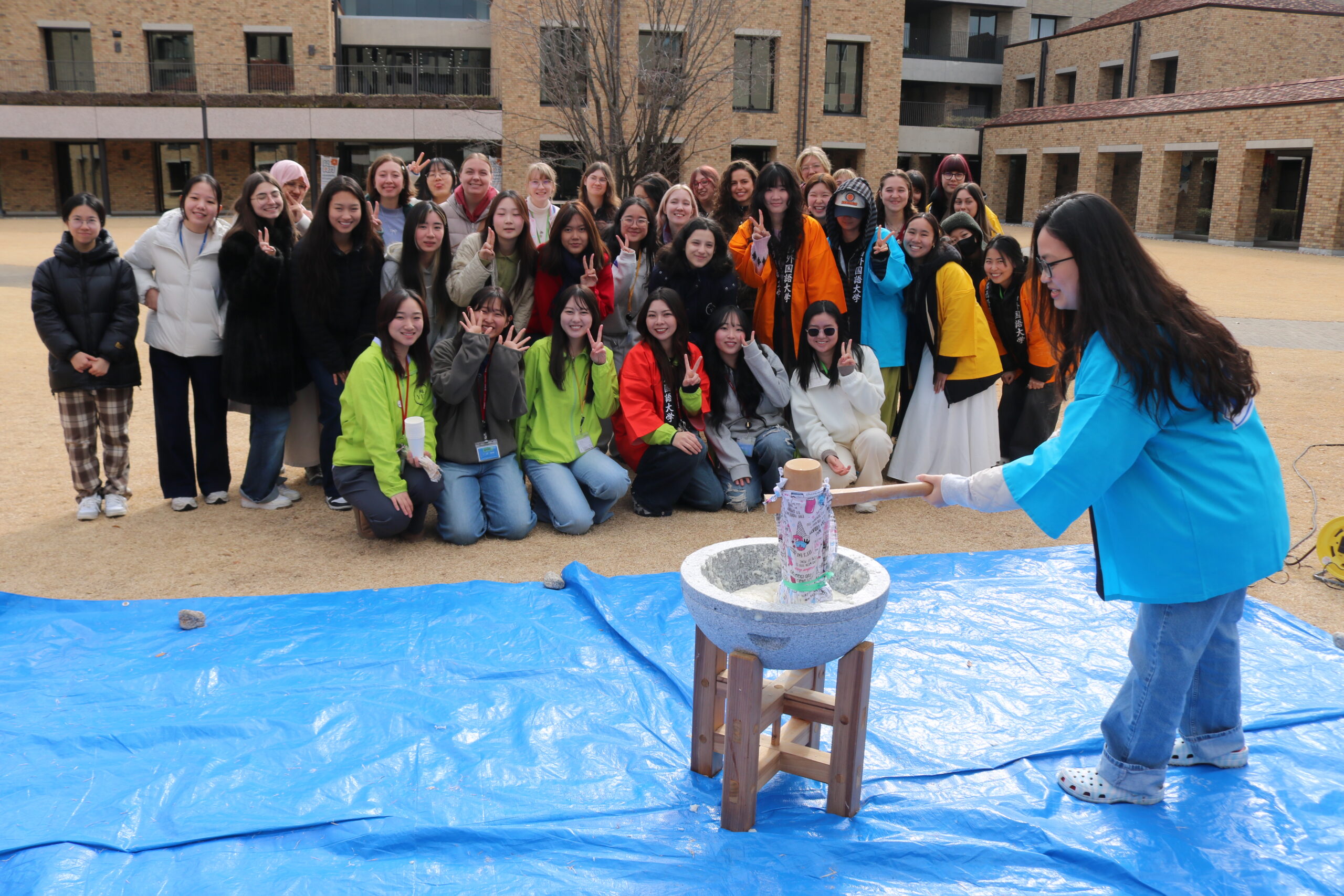 「GLOBAL COMMONS 結-YUI-」で MOCHI POUNDING が開かれ、留学生と外大生300人が餅つきを楽しみました