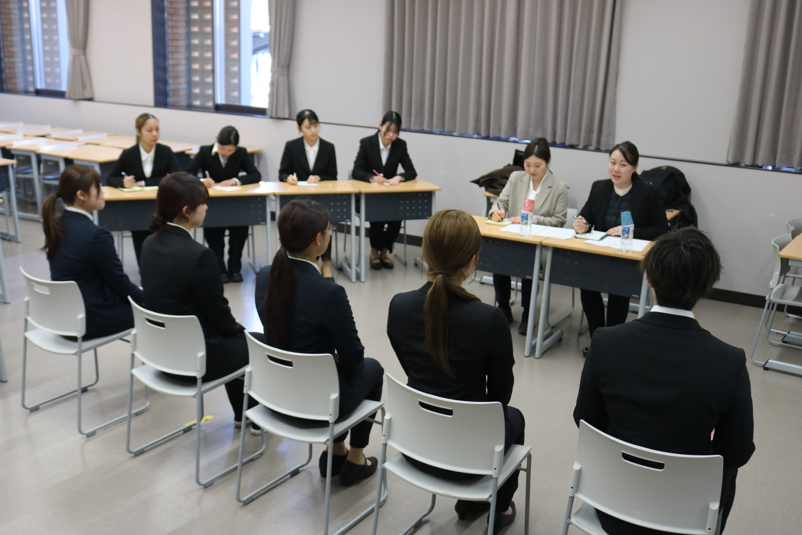 「キャリアプランニング」を受講する1年生の「模擬面接」が始まりました