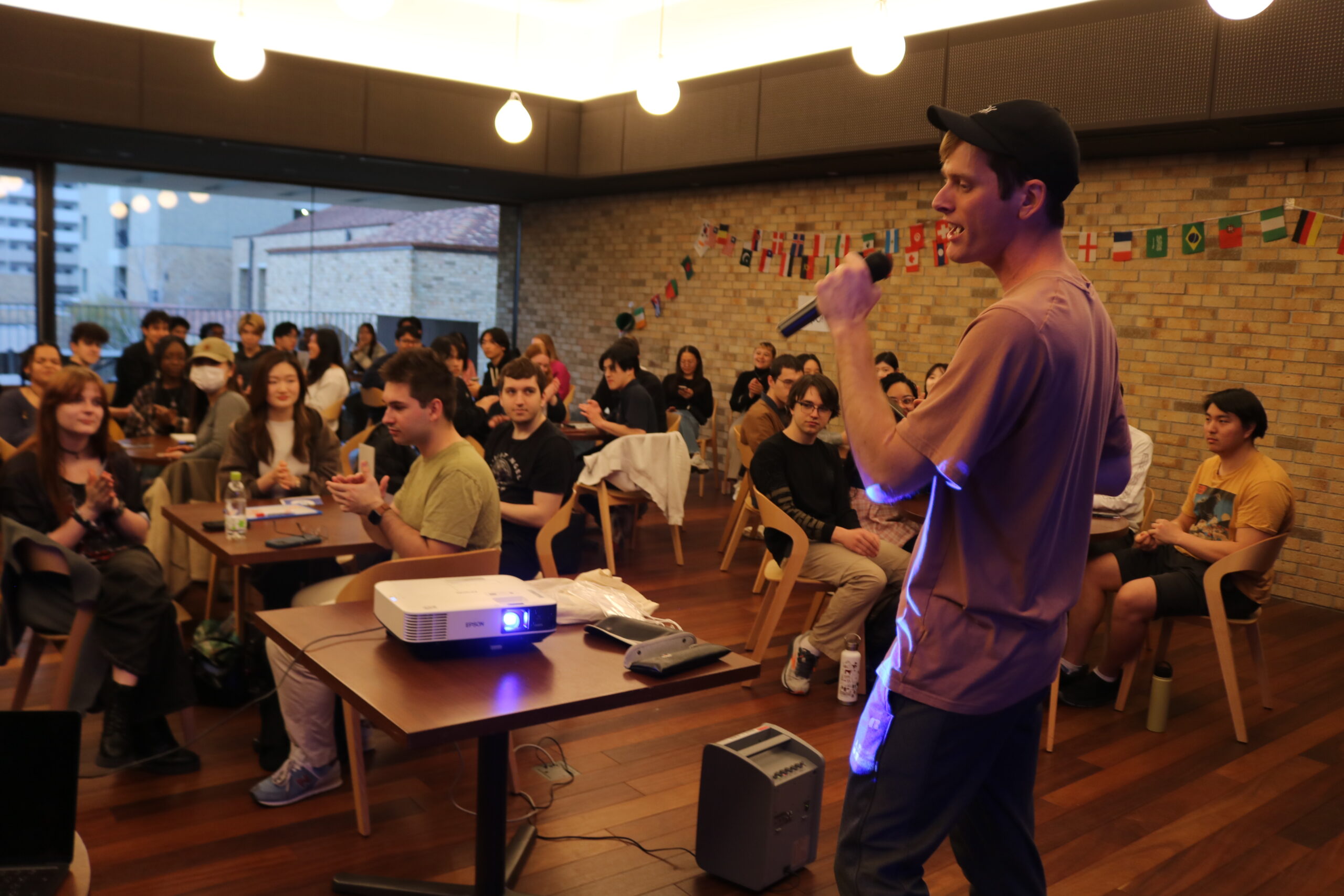 グローバル・イノベーション・プログラム（GIP）で、留学生と外大生100人が音楽を通じて交流の輪を広げました