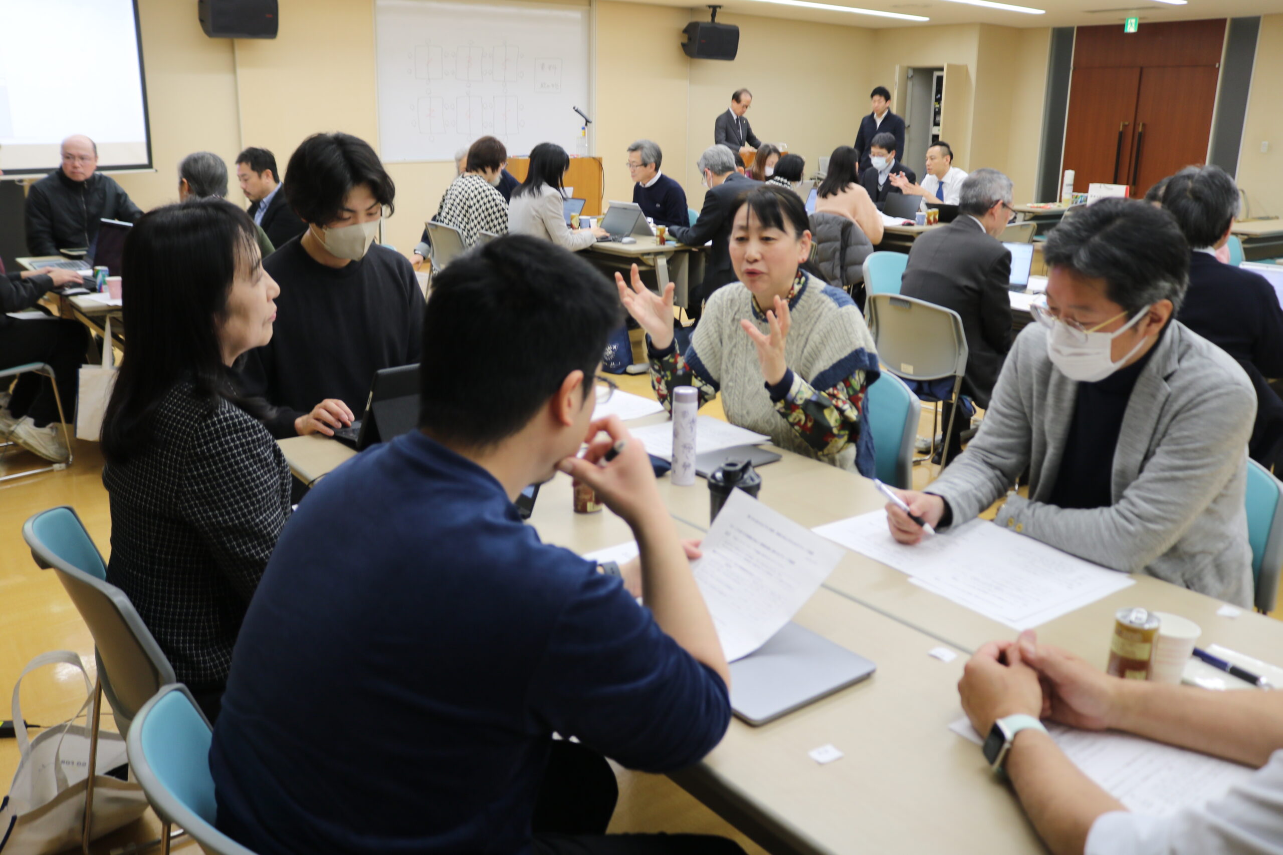 短期大学部のK.G.C.ベーシックスFD研修で「授業外学修に導く工夫」をテーマにグループ協議を行いました