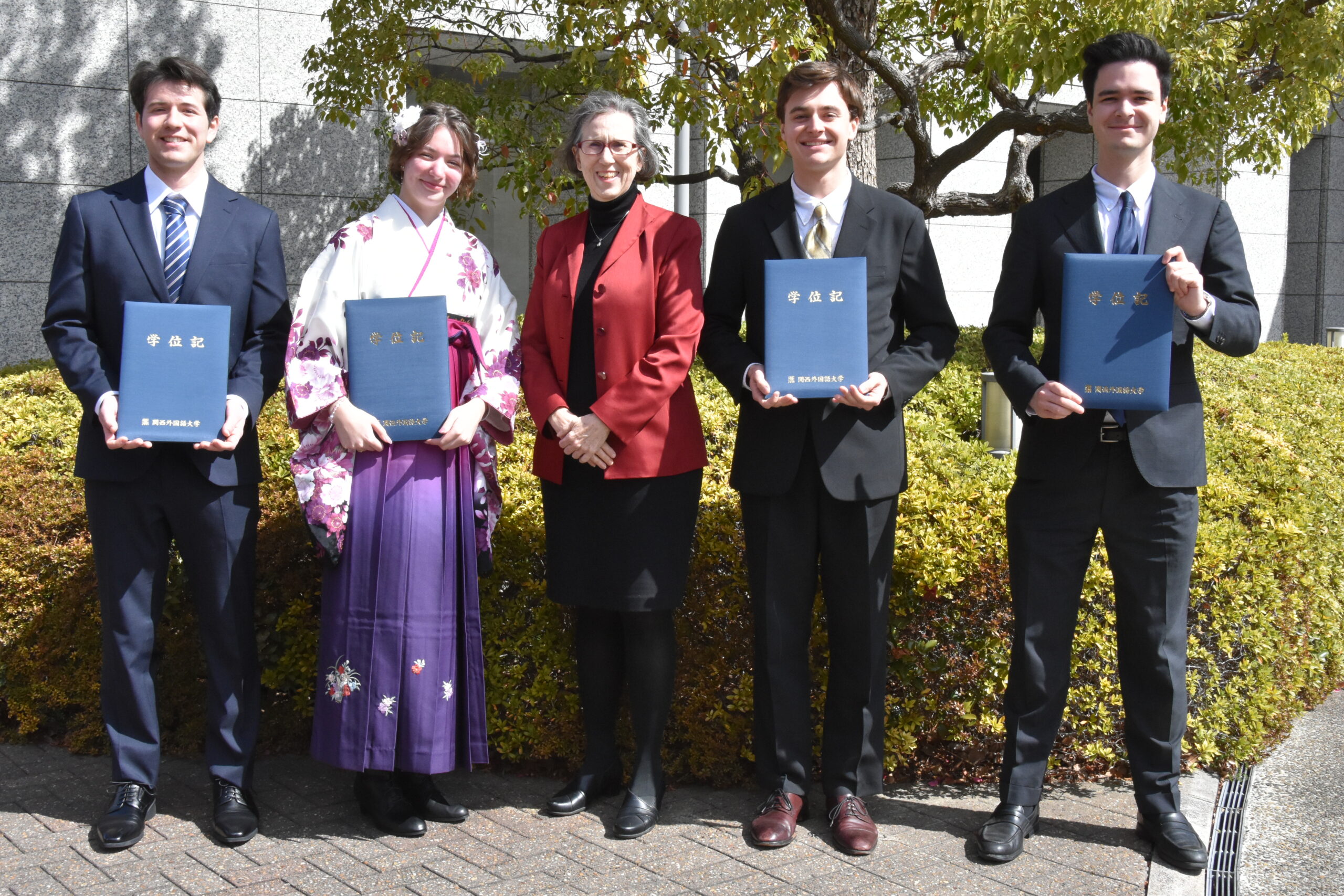 国際共生学部3年次編入の国際学生5人が、夢や目標を胸に関西外大からはばたきました