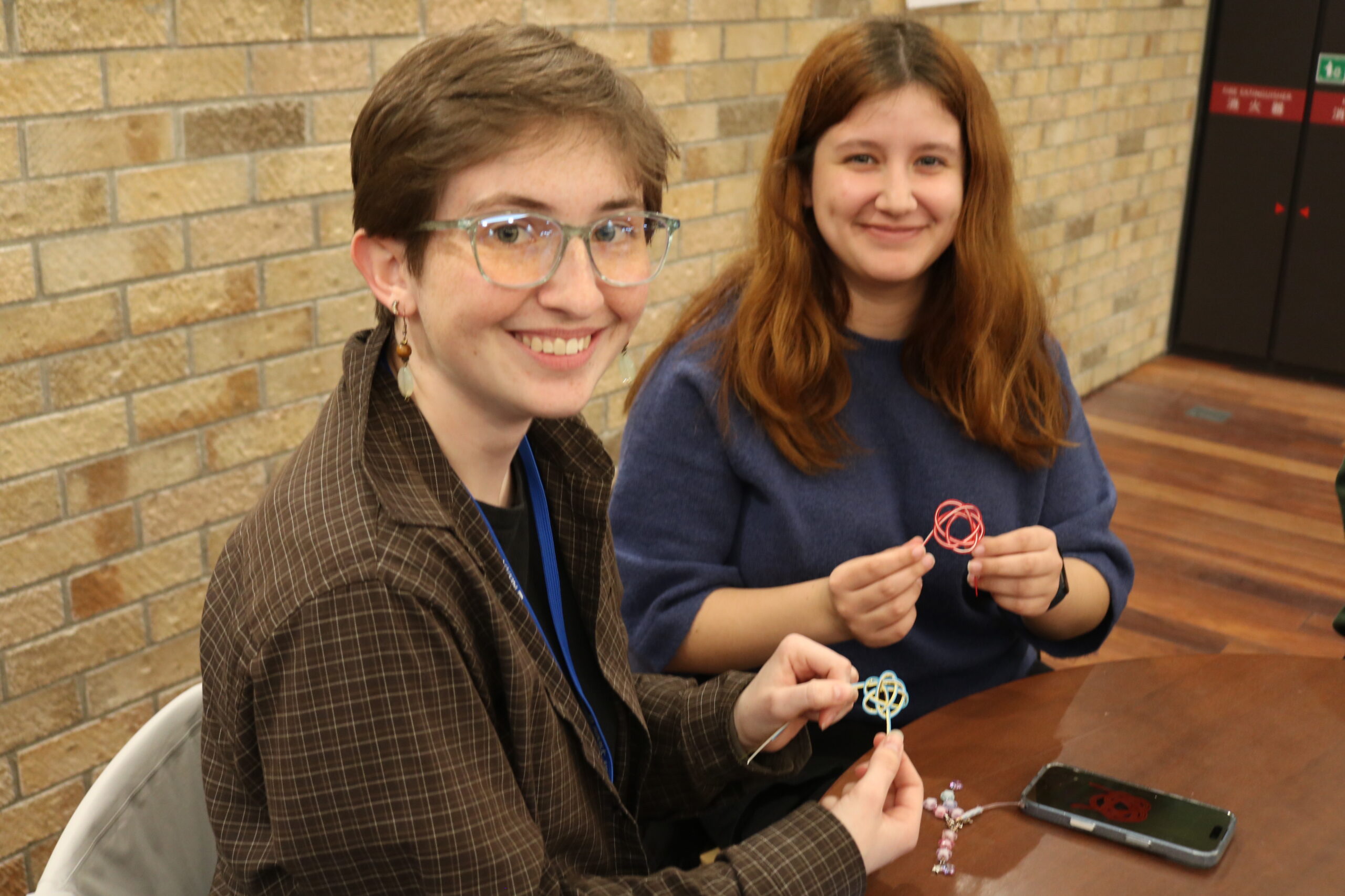 GIP で、80人が日本の伝統工芸の「Mizuhiki（水引き）」に挑戦しました