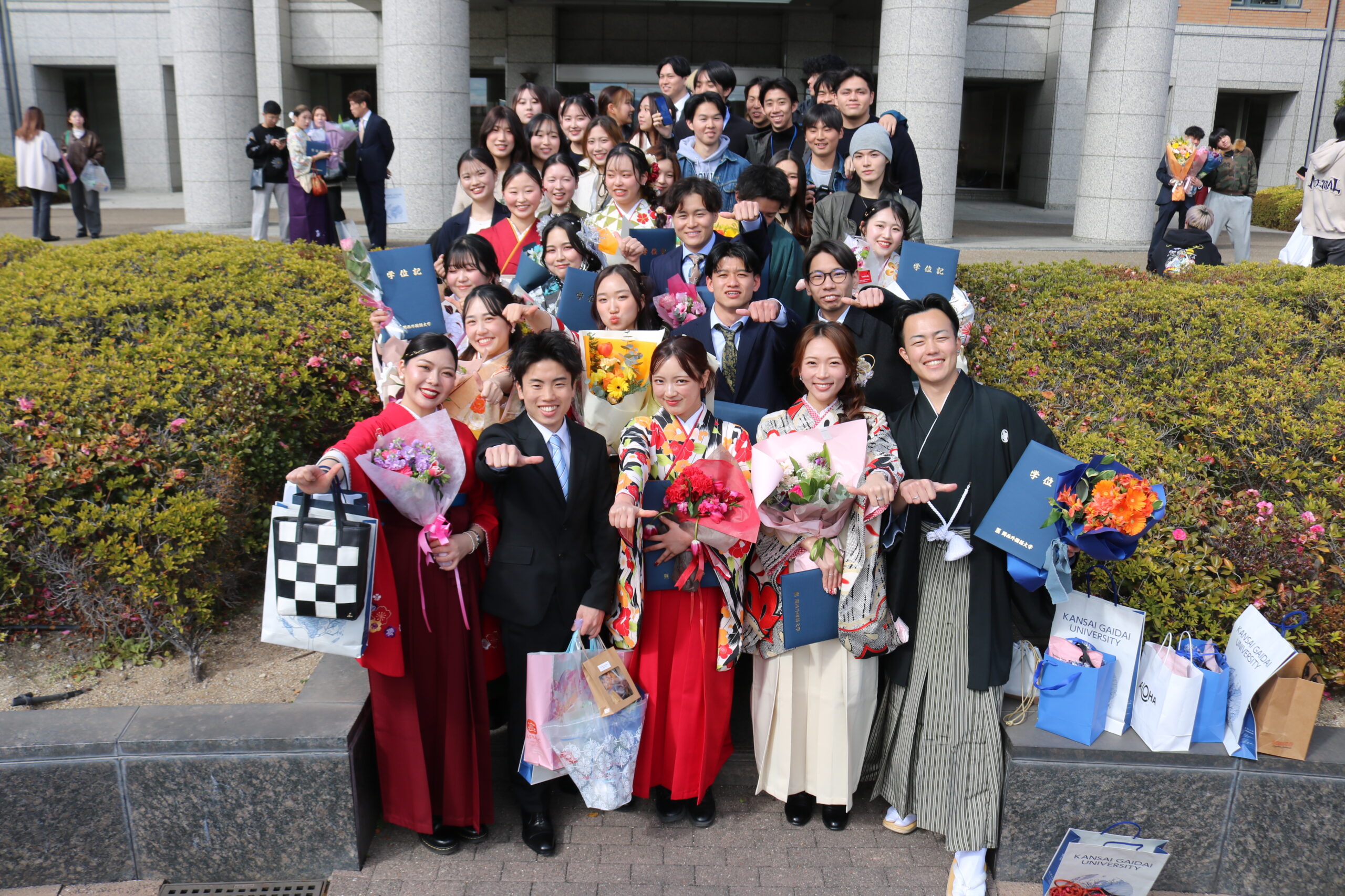 2025年度の学位記授与式が挙行され、2816人が学窓を巣立ちました