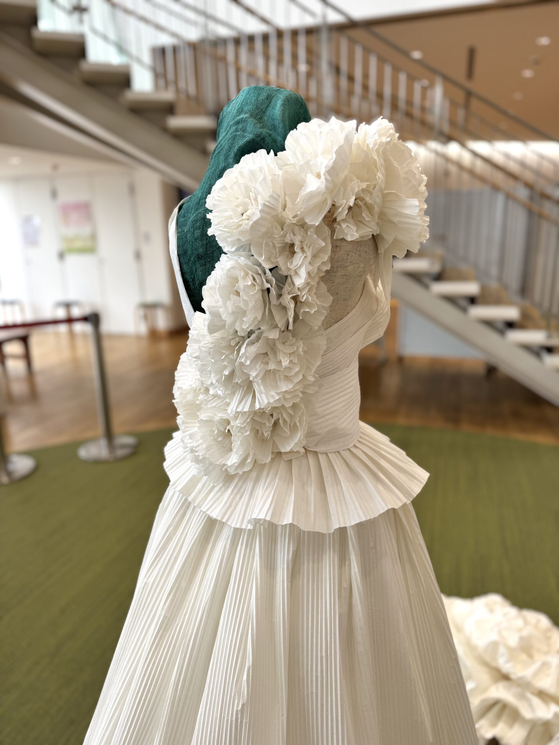 さいたま市桜環境センターにリサイクル紙ドレスを展示しています
