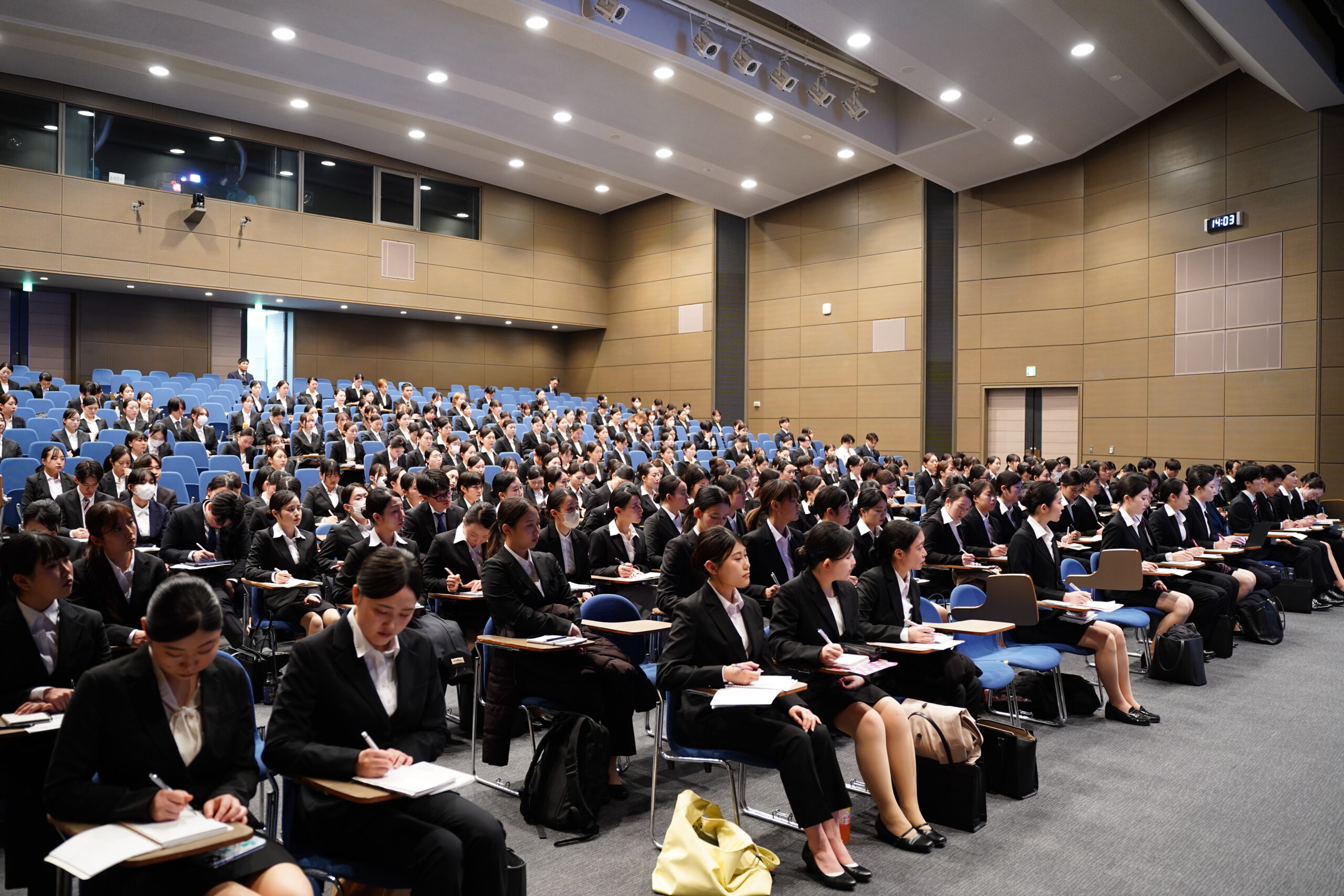 学部3年生と短大1年生向けに「航空業界学内企業説明会」を開催しました