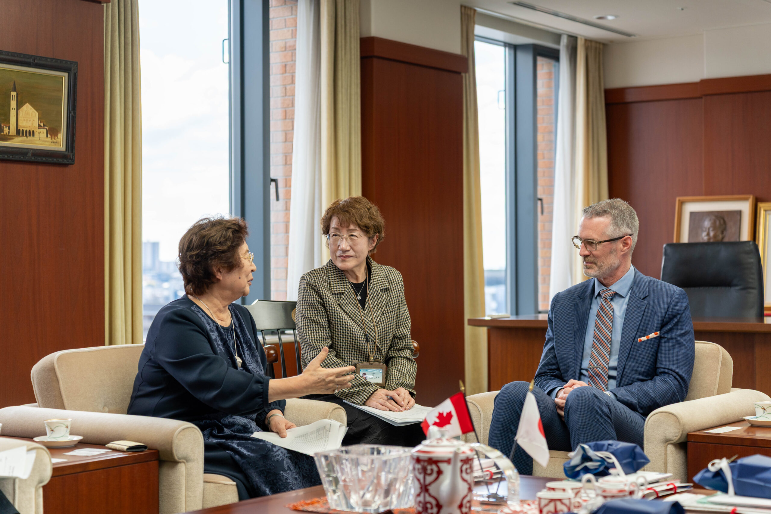 カナダ・オカナガン大学のファッシーナ学長らが関西外大を訪れ、両校のさらなる連携強化を確認しました