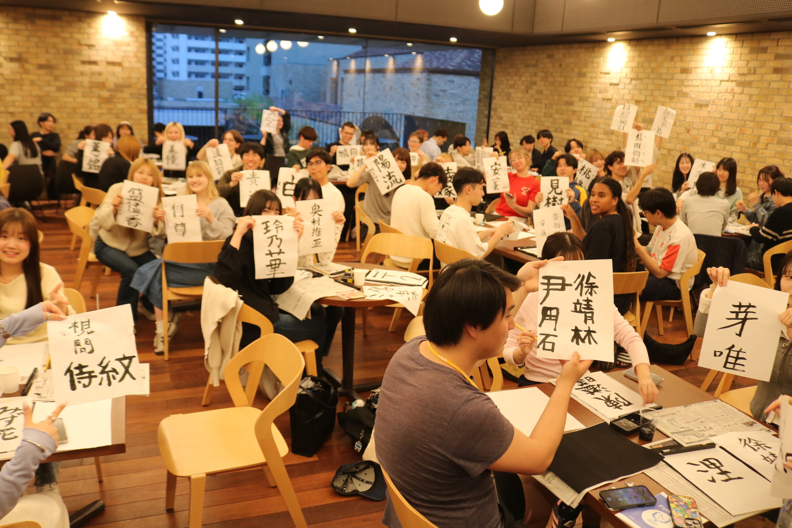 留学生と外大生が親睦を深めるGIPの「着物＆書道」に300人が参加しました